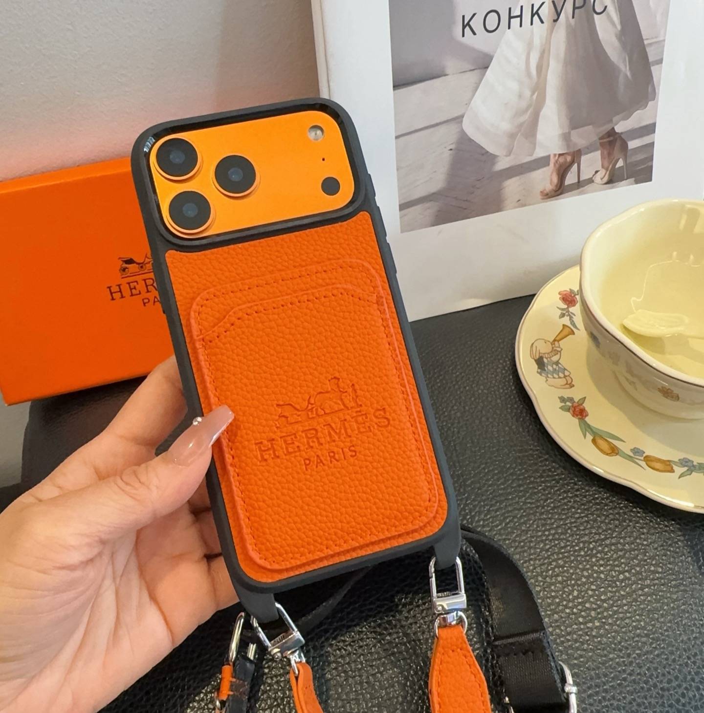 HERMES 愛馬仕 iPhone 18シリーズ対応 iPhoneケース スマホケース レディース ロゴ入り カード収納付き ショルダー付き オレンジ - 画像 8
