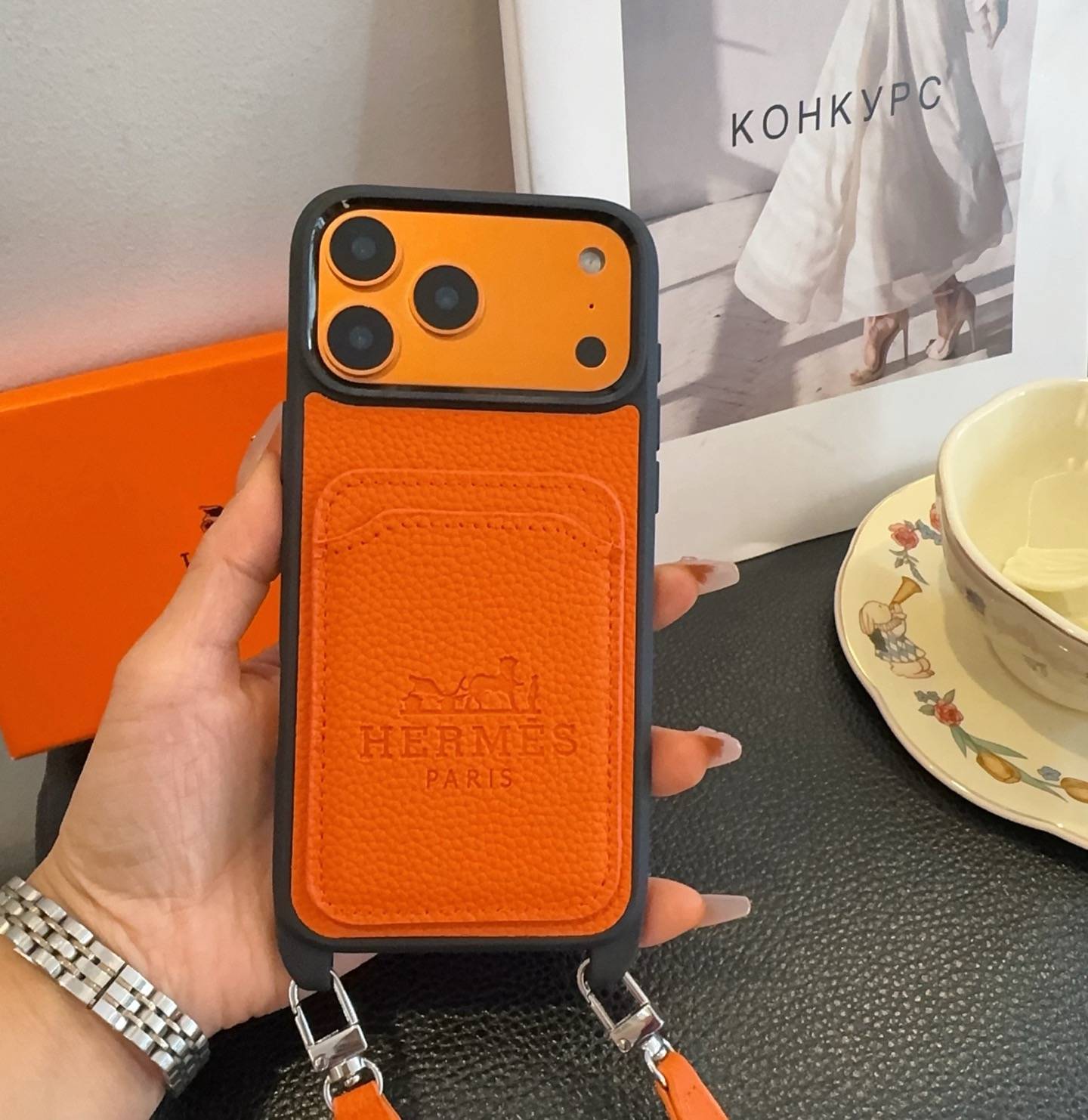 HERMES 愛馬仕 iPhone 18シリーズ対応 iPhoneケース スマホケース レディース ロゴ入り カード収納付き ショルダー付き オレンジ - 画像 9