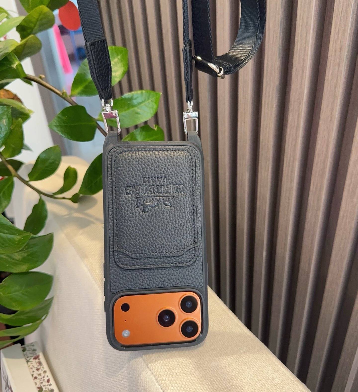HERMES 愛馬仕 iPhone 18シリーズ対応 iPhoneケース スマホケース レディース ロゴ入り カード収納 ショルダー付き - 画像 2