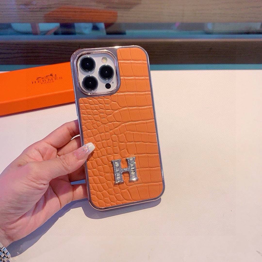 HERMES 愛馬仕 iPhone 18シリーズ対応 iPhoneケース スマホケース 全機種対応 レディース ロゴ入り カーフレザー調 オレンジ