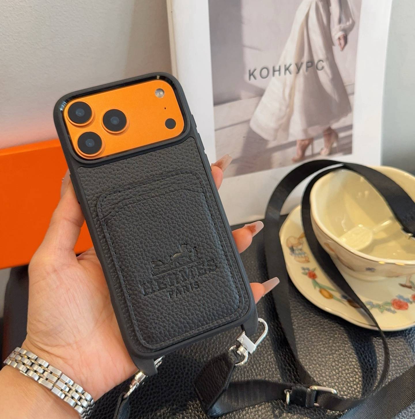 HERMES 愛馬仕 iPhone 18シリーズ対応 iPhoneケース スマホケース レディース カード収納 ショルダー付き ブラック オレンジ - 画像 3