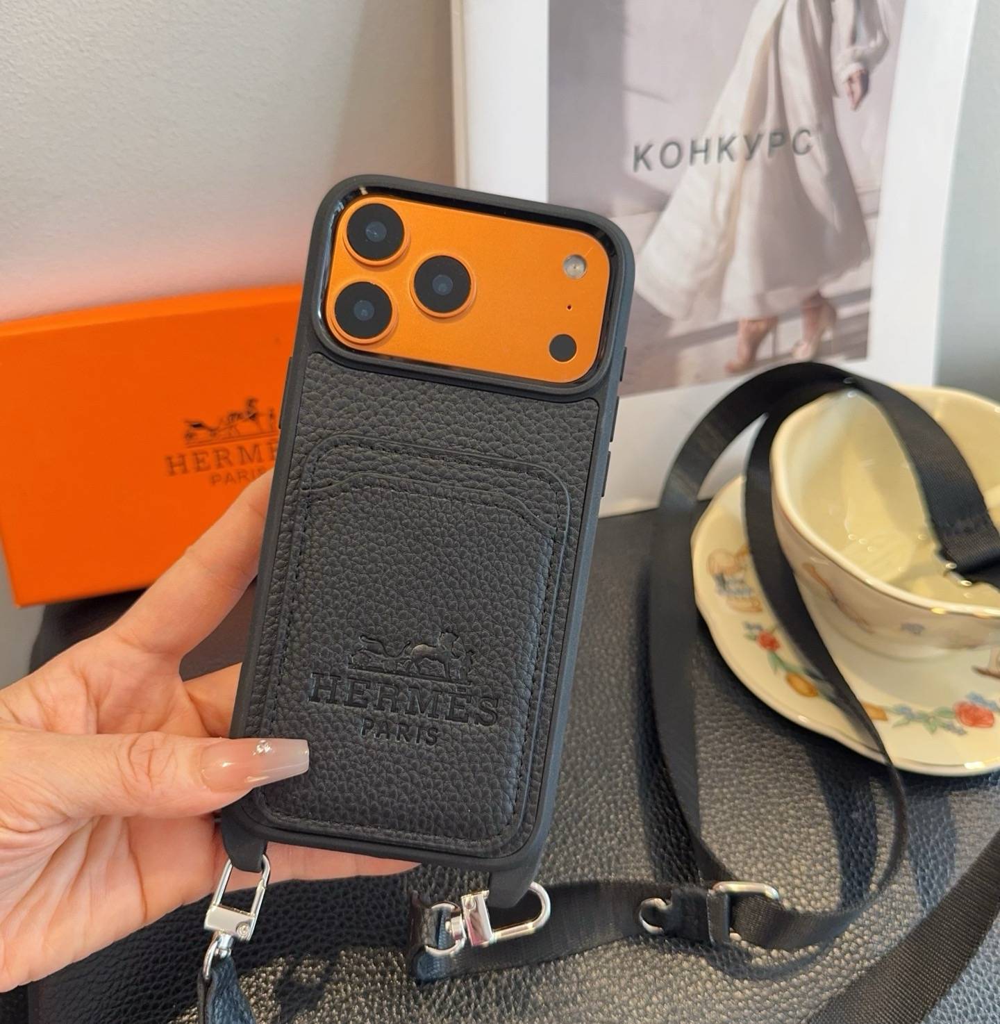 HERMES 愛馬仕 iPhone 18シリーズ対応 iPhoneケース スマホケース レディース カード収納 ショルダー付き ブラック オレンジ - 画像 4