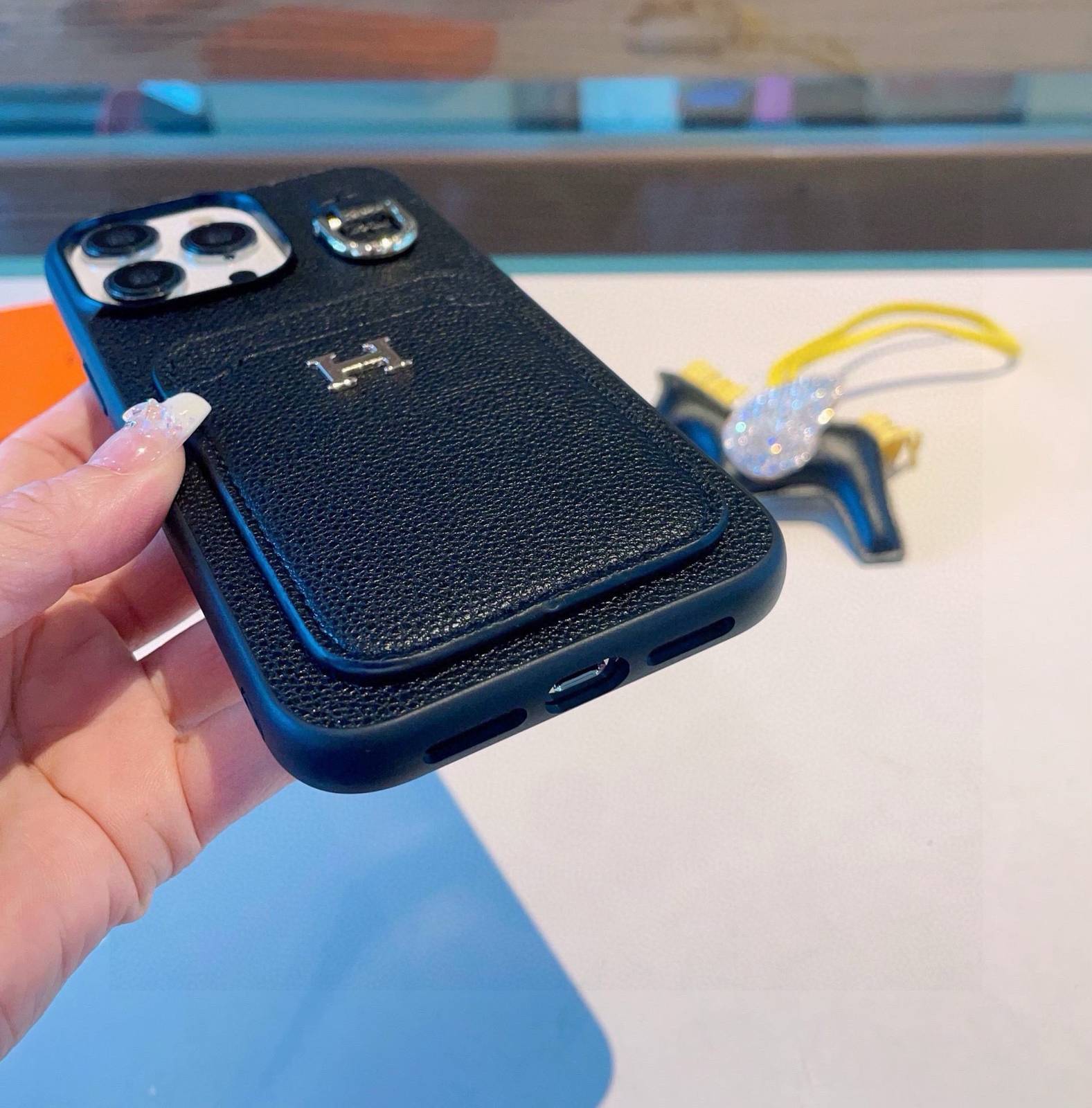HERMES 愛馬仕 iPhone 18シリーズ対応 iPhoneケース スマホケース レディース ロゴ入り 手帳型 カード収納 黒 ブラック - 画像 6