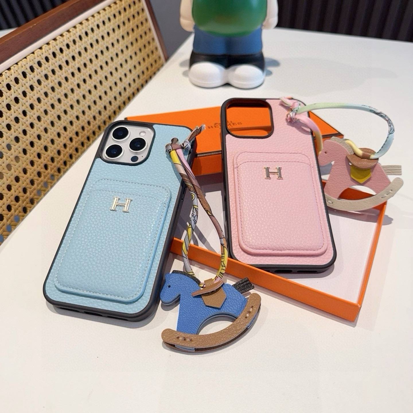 HERMES 愛馬仕 iPhone 18シリーズ対応 iPhoneケース スマホケース レディース ロゴ付き カード収納付き 手帳型 ブルー