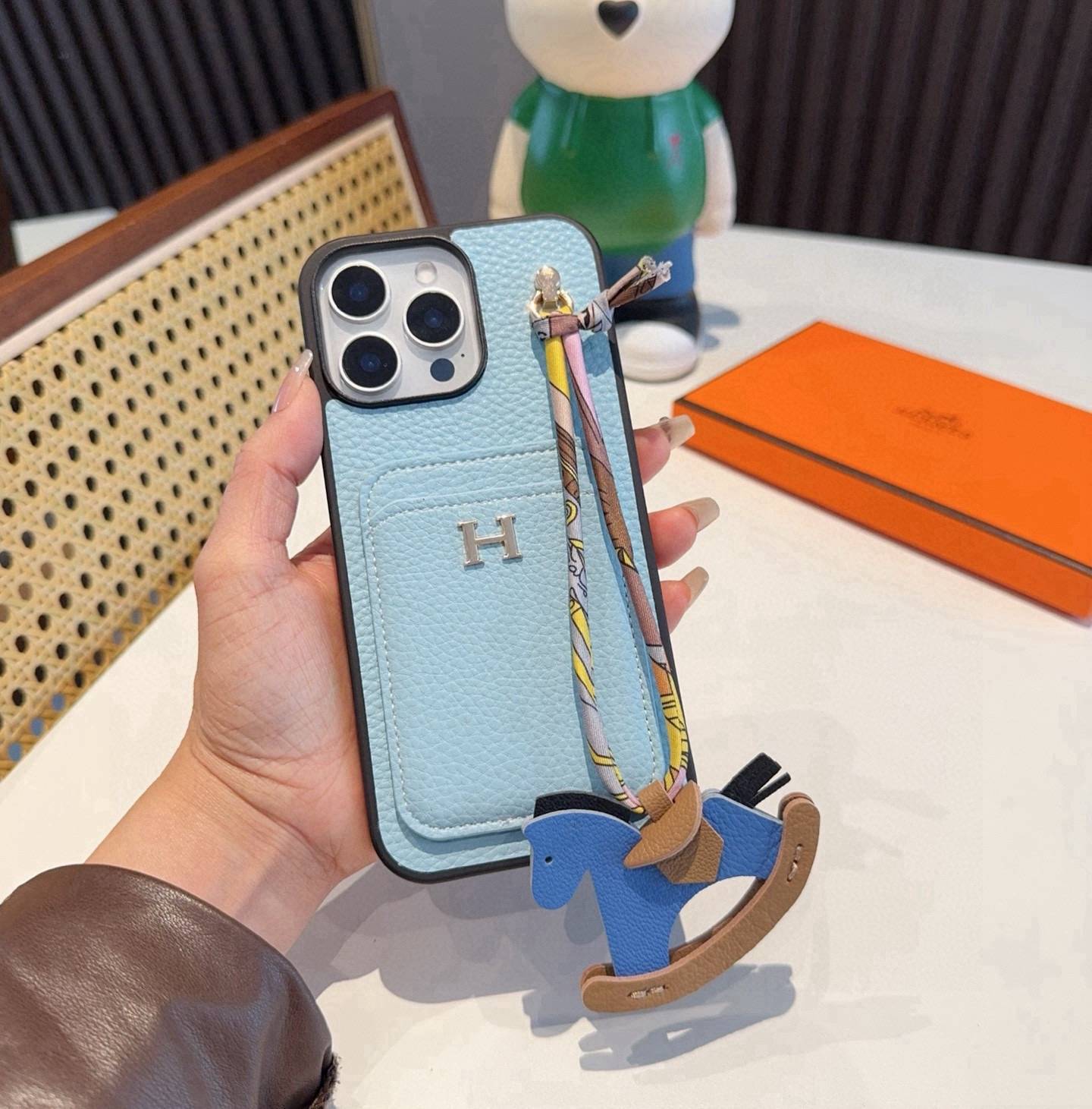 HERMES 愛馬仕 iPhone 18シリーズ対応 iPhoneケース スマホケース レディース ロゴ付き カード収納付き 手帳型 ブルー - 画像 2