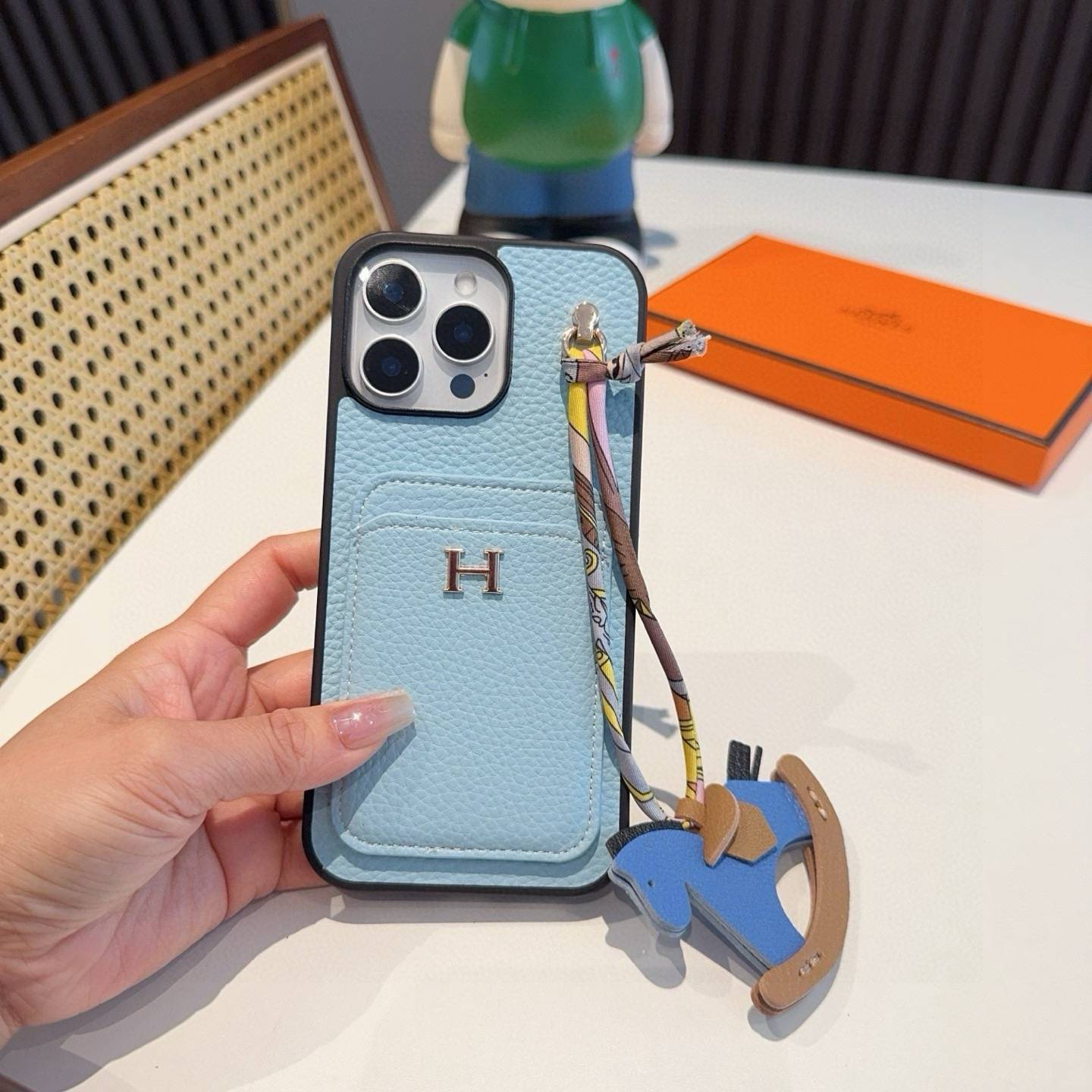 HERMES 愛馬仕 iPhone 18シリーズ対応 iPhoneケース スマホケース レディース ロゴ付き カード収納付き 手帳型 ブルー - 画像 3