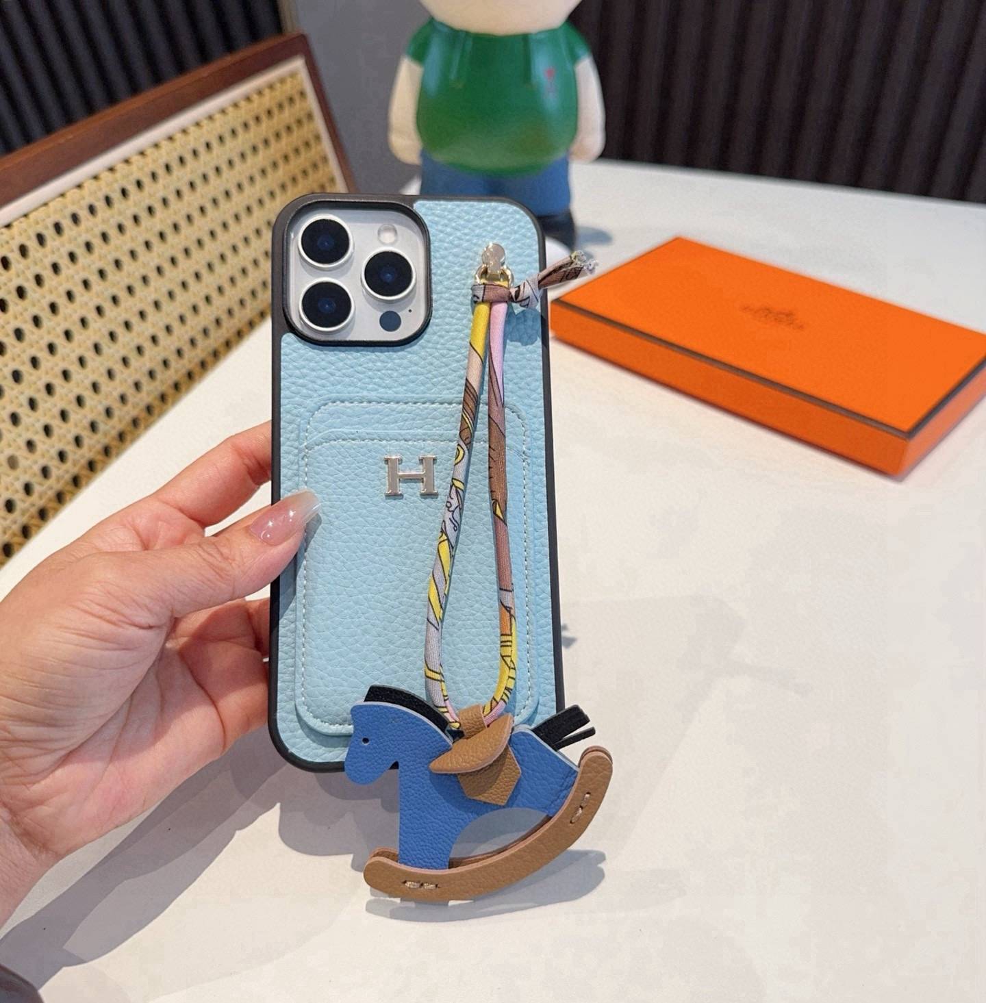 HERMES 愛馬仕 iPhone 18シリーズ対応 iPhoneケース スマホケース レディース ロゴ付き カード収納付き 手帳型 ブルー - 画像 4
