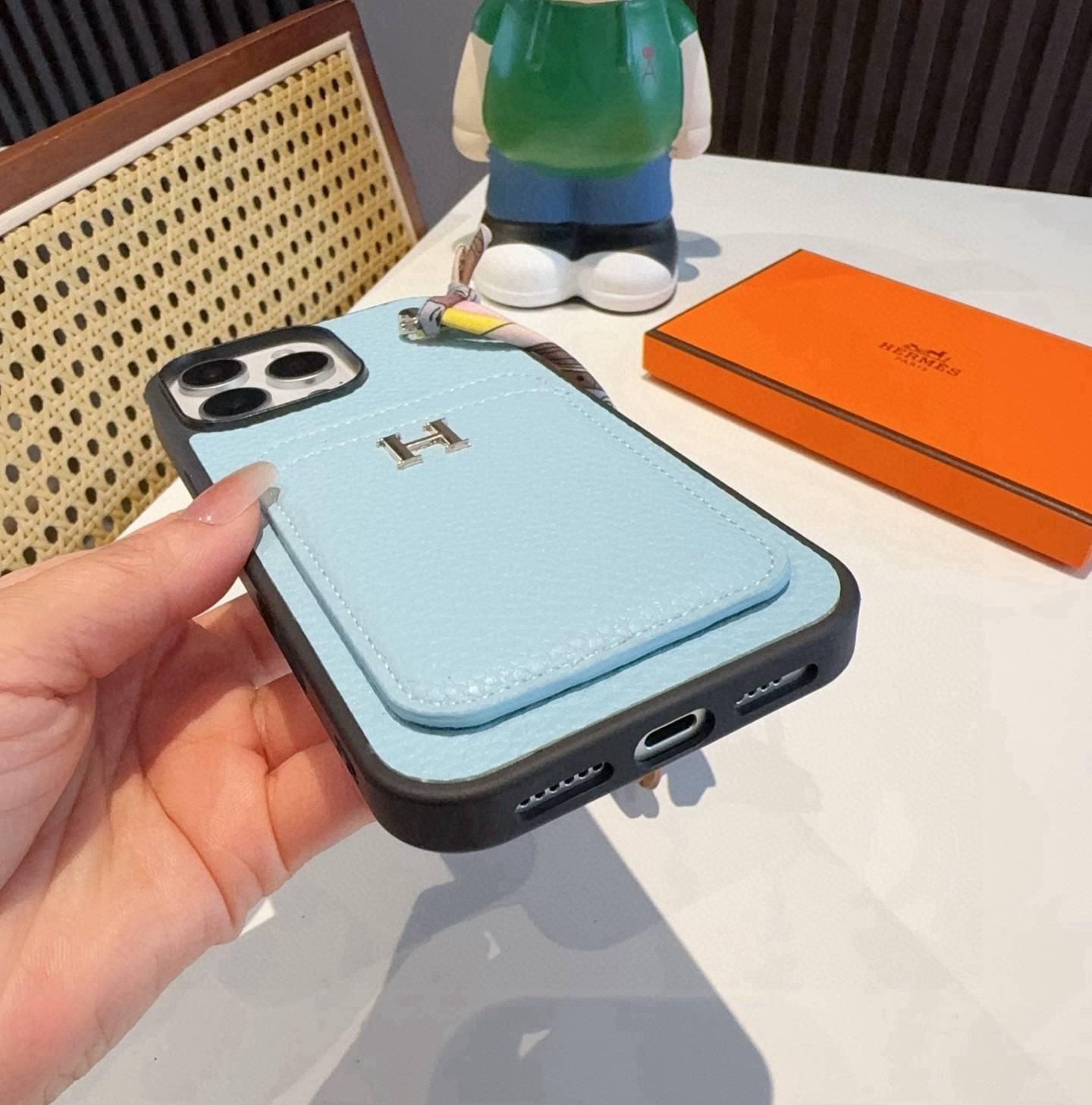 HERMES 愛馬仕 iPhone 18シリーズ対応 iPhoneケース スマホケース レディース ロゴ付き カード収納付き 手帳型 ブルー - 画像 5