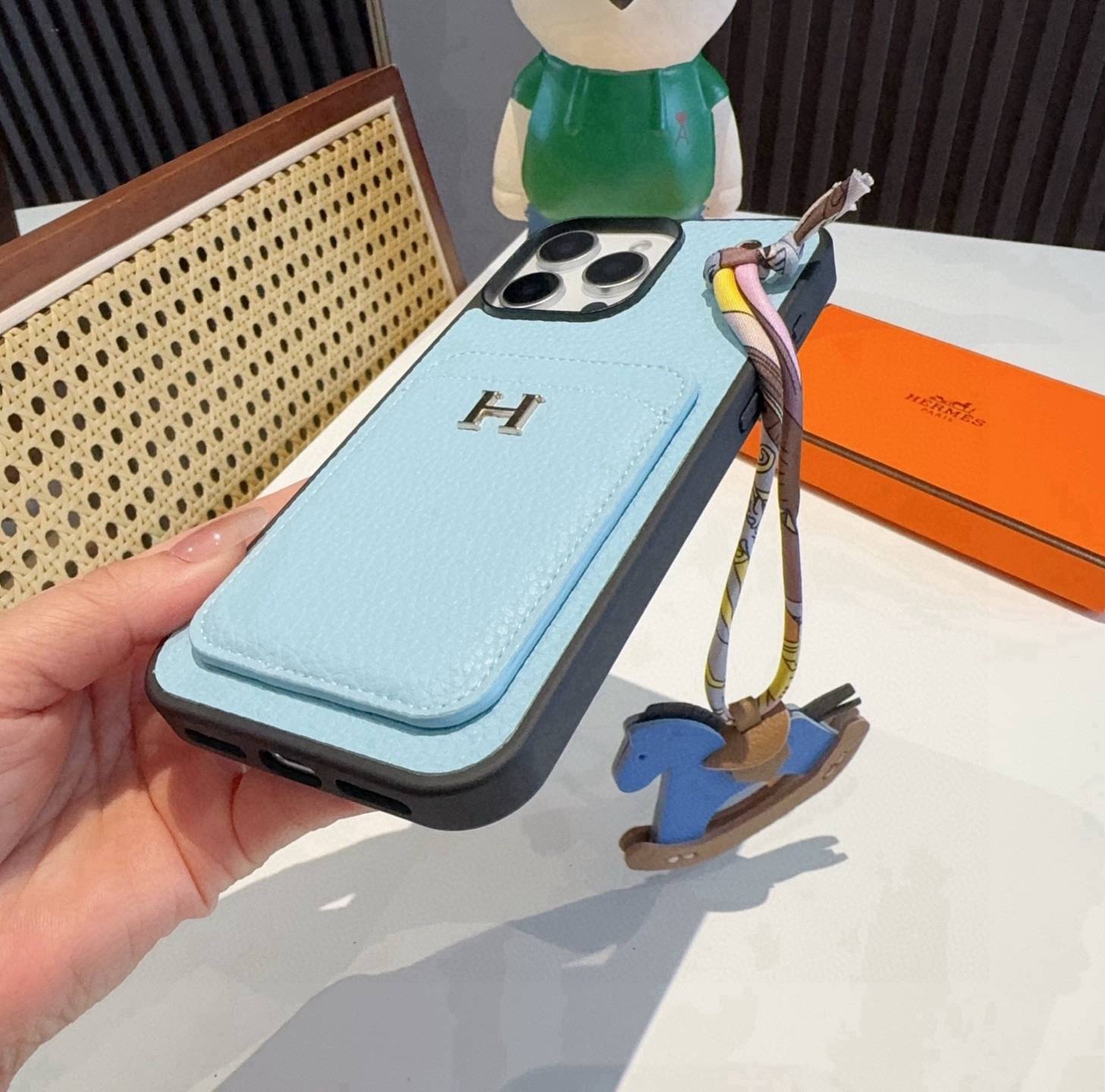 HERMES 愛馬仕 iPhone 18シリーズ対応 iPhoneケース スマホケース レディース ロゴ付き カード収納付き 手帳型 ブルー - 画像 6