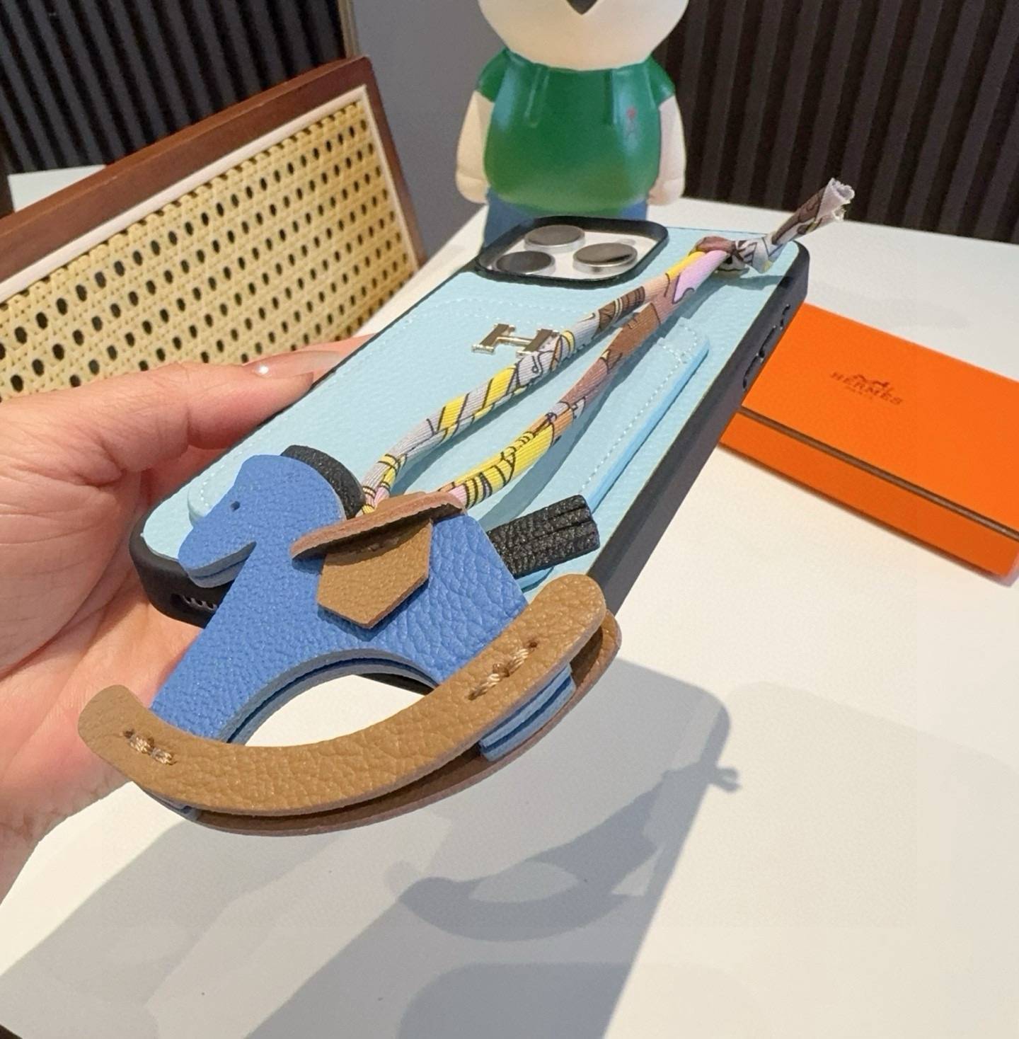 HERMES 愛馬仕 iPhone 18シリーズ対応 iPhoneケース スマホケース レディース ロゴ付き カード収納付き 手帳型 ブルー - 画像 9