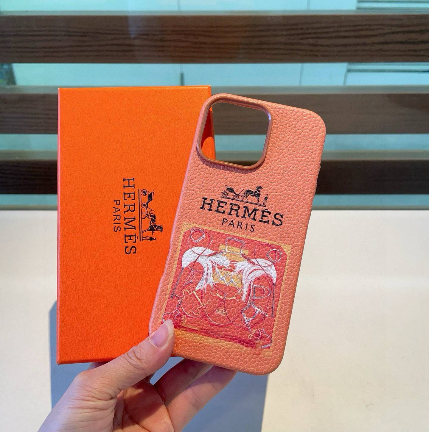 HERMES 愛馬仕 iPhone 18シリーズ対応 iPhoneケース スマホケース ロゴ入り レディース オレンジ