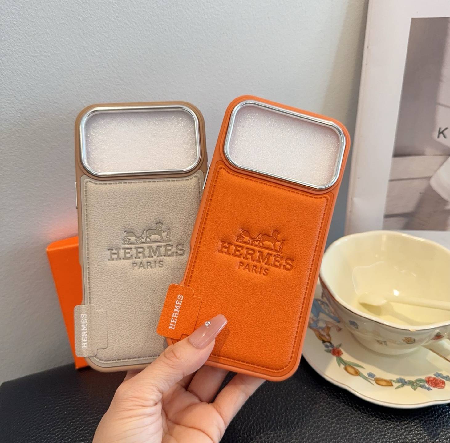 HERMES ルブタン iPhone 18シリーズ対応 iPhoneケース スマホケース レディース ロゴ入り カード収納付き オレンジ ベージュ