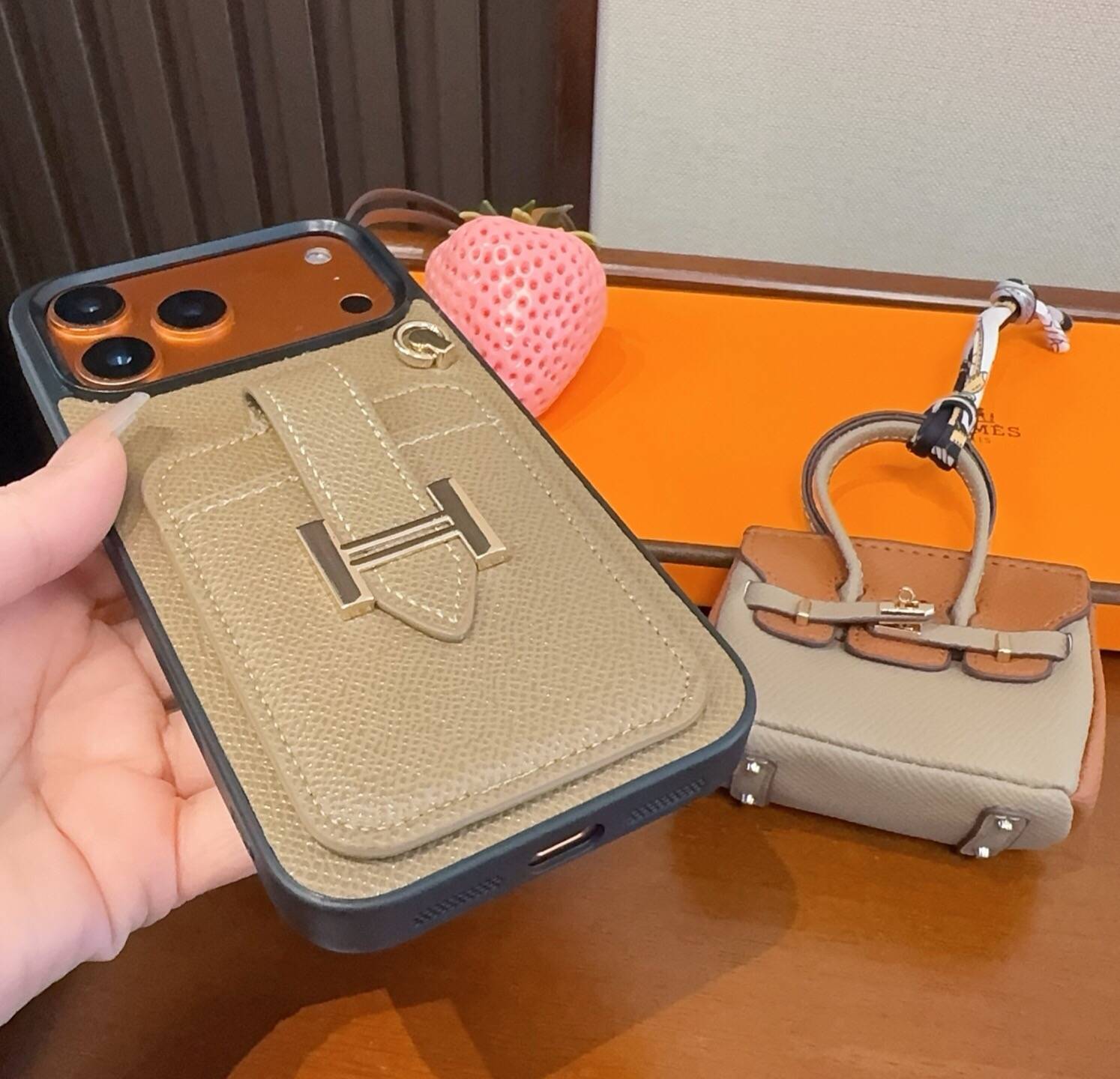 Hermes エルメス iPhone 18シリーズ対応 iPhoneケース スマホケース レディース ロゴ入り カード収納 - 画像 9