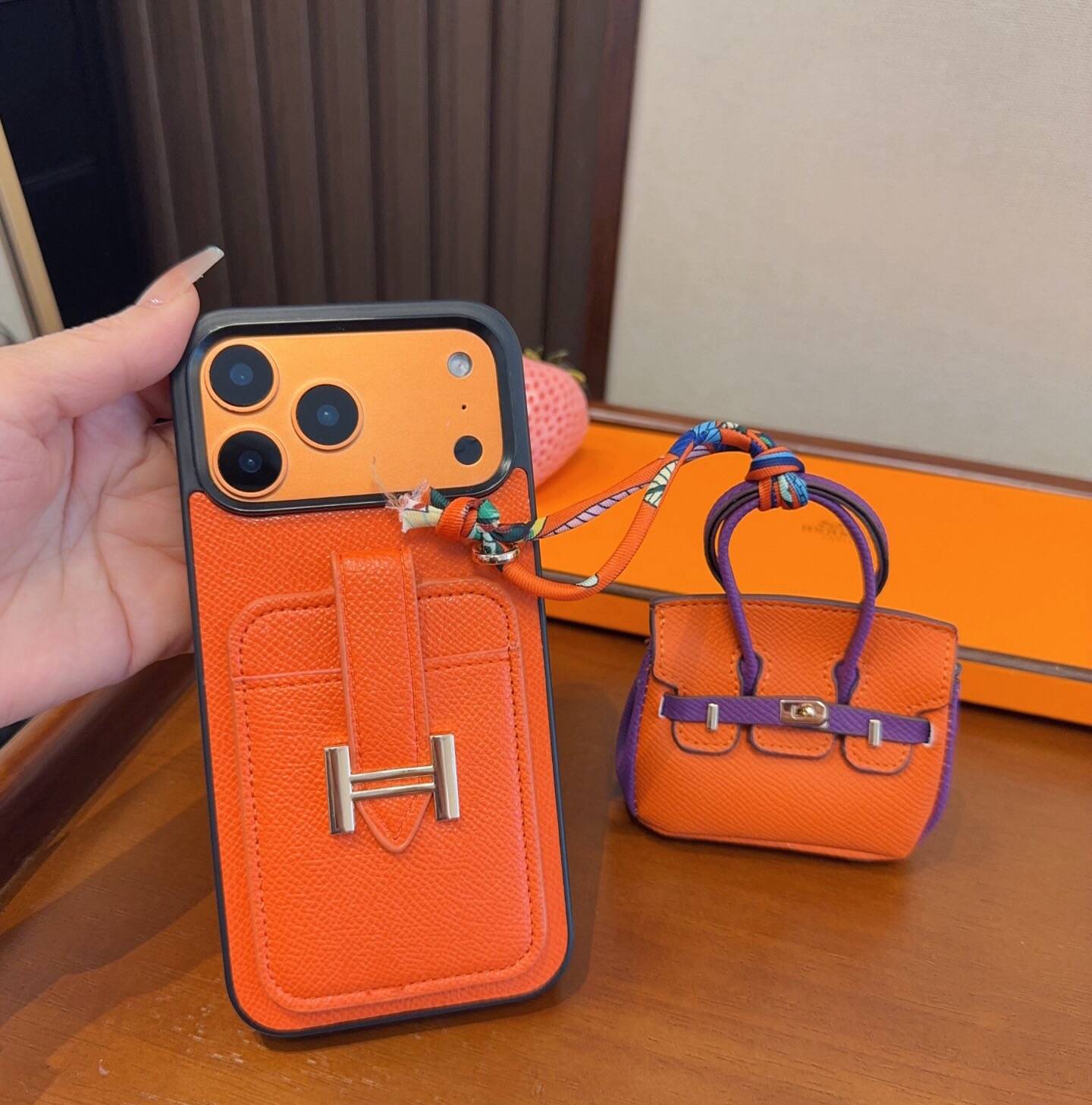 P80 パフューム iPhone 18シリーズ対応 iPhoneケース スマホケース レディース ロゴ ポーチ付き オレンジ - 画像 2
