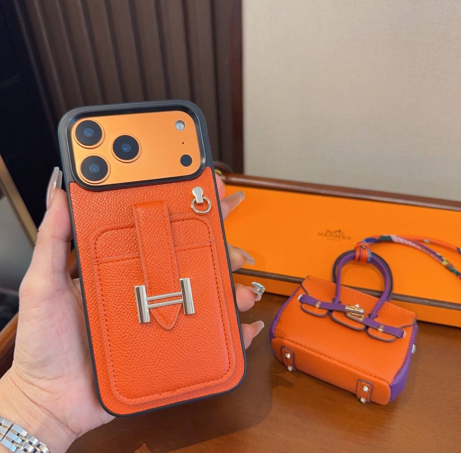 P80 パフューム iPhone 18シリーズ対応 iPhoneケース スマホケース レディース ロゴ ポーチ付き オレンジ - 画像 6