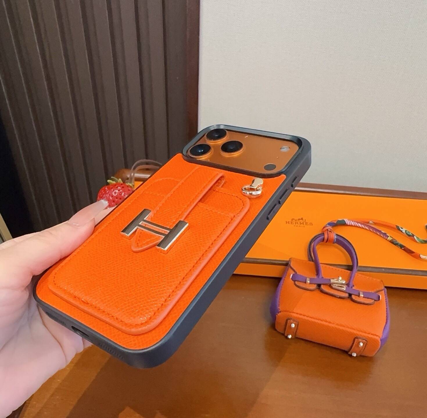 P80 パフューム iPhone 18シリーズ対応 iPhoneケース スマホケース レディース ロゴ ポーチ付き オレンジ - 画像 8