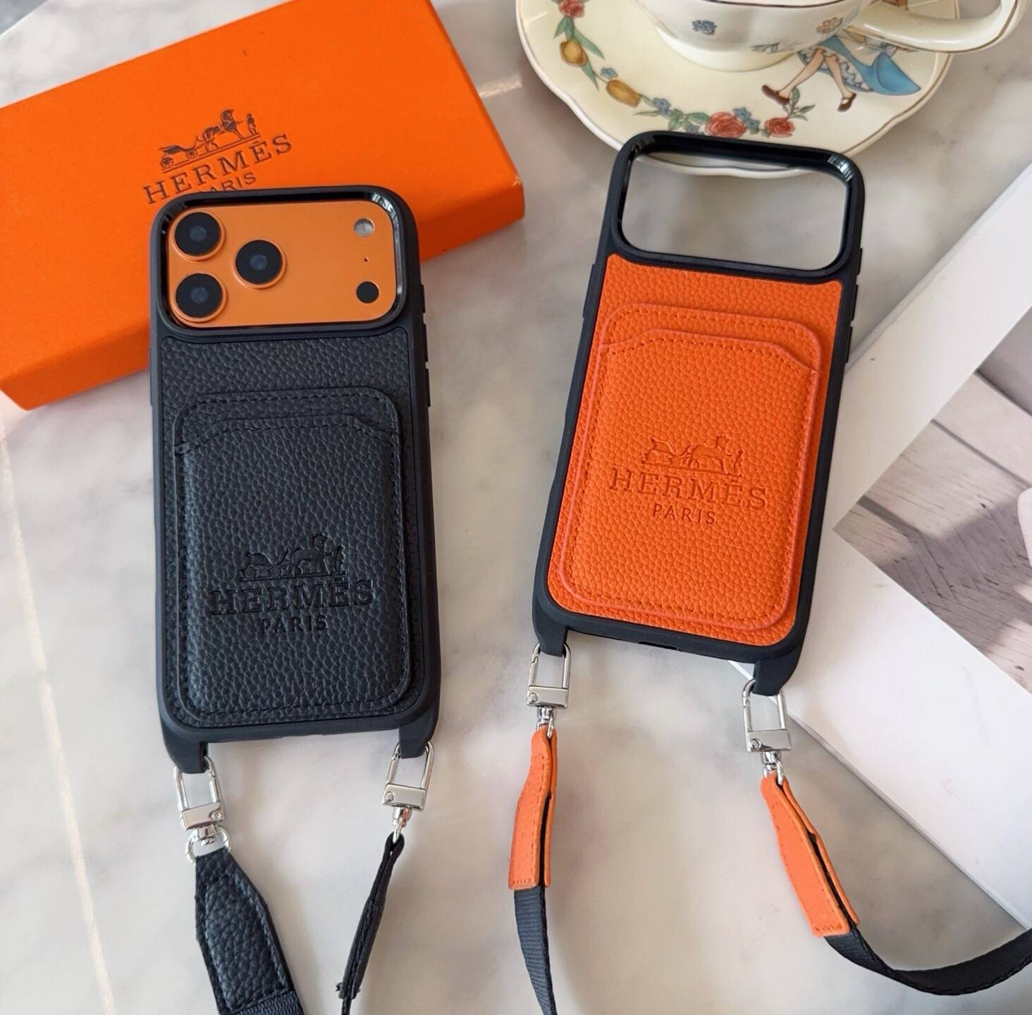 HERMES 愛馬仕 iPhone 18シリーズ対応 iPhoneケース スマホケース レディース ロゴ カード収納 ショルダー付き オレンジ