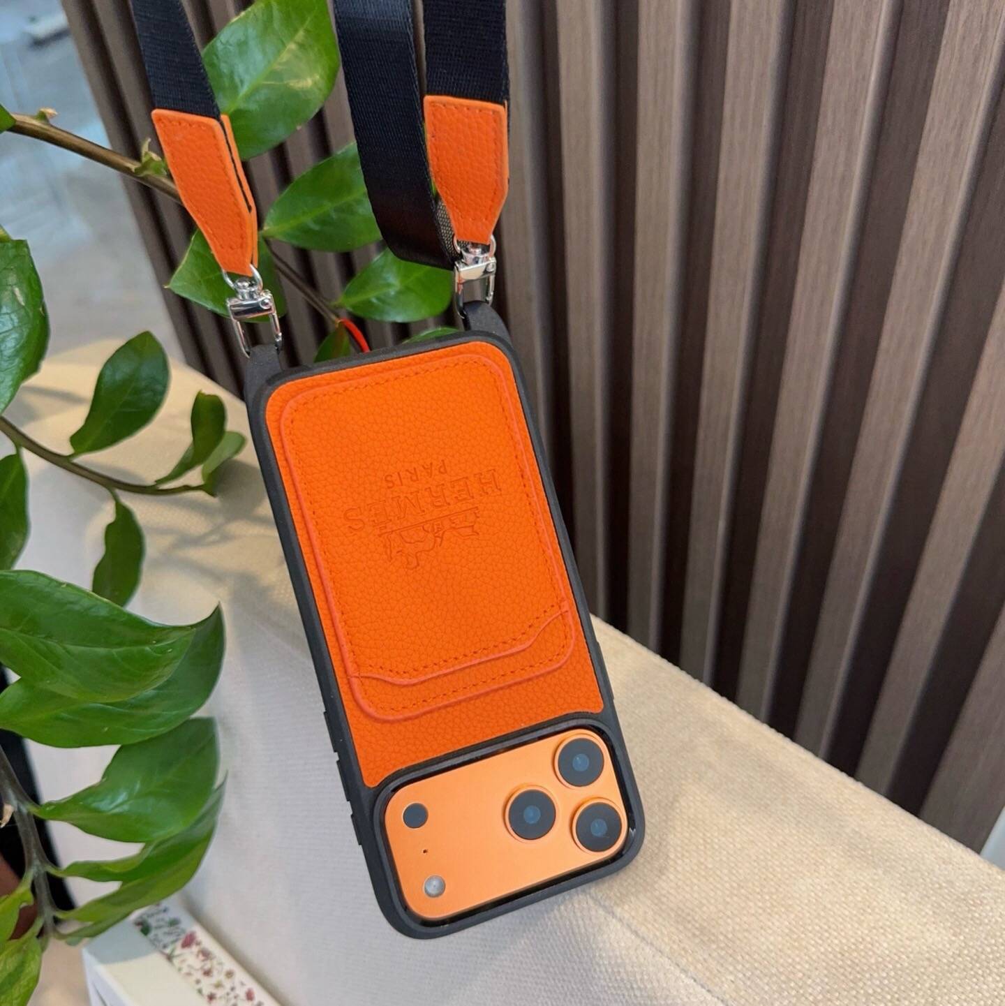 HERMES 愛馬仕 iPhone 18シリーズ対応 iPhoneケース スマホケース レディース ロゴ カード収納 ショルダー付き オレンジ - 画像 3