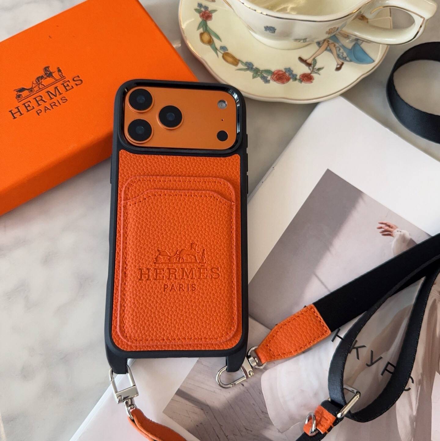 HERMES 愛馬仕 iPhone 18シリーズ対応 iPhoneケース スマホケース レディース ロゴ カード収納 ショルダー付き オレンジ - 画像 4