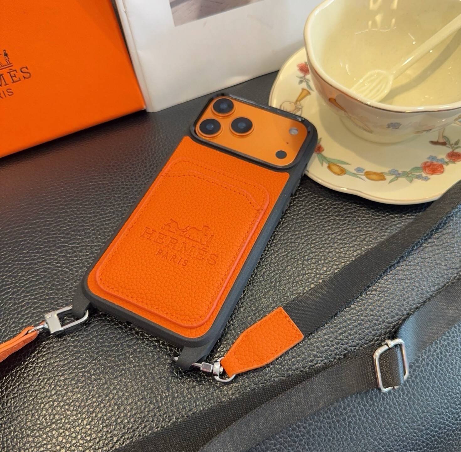 HERMES 愛馬仕 iPhone 18シリーズ対応 iPhoneケース スマホケース レディース ロゴ カード収納 ショルダー付き オレンジ - 画像 5