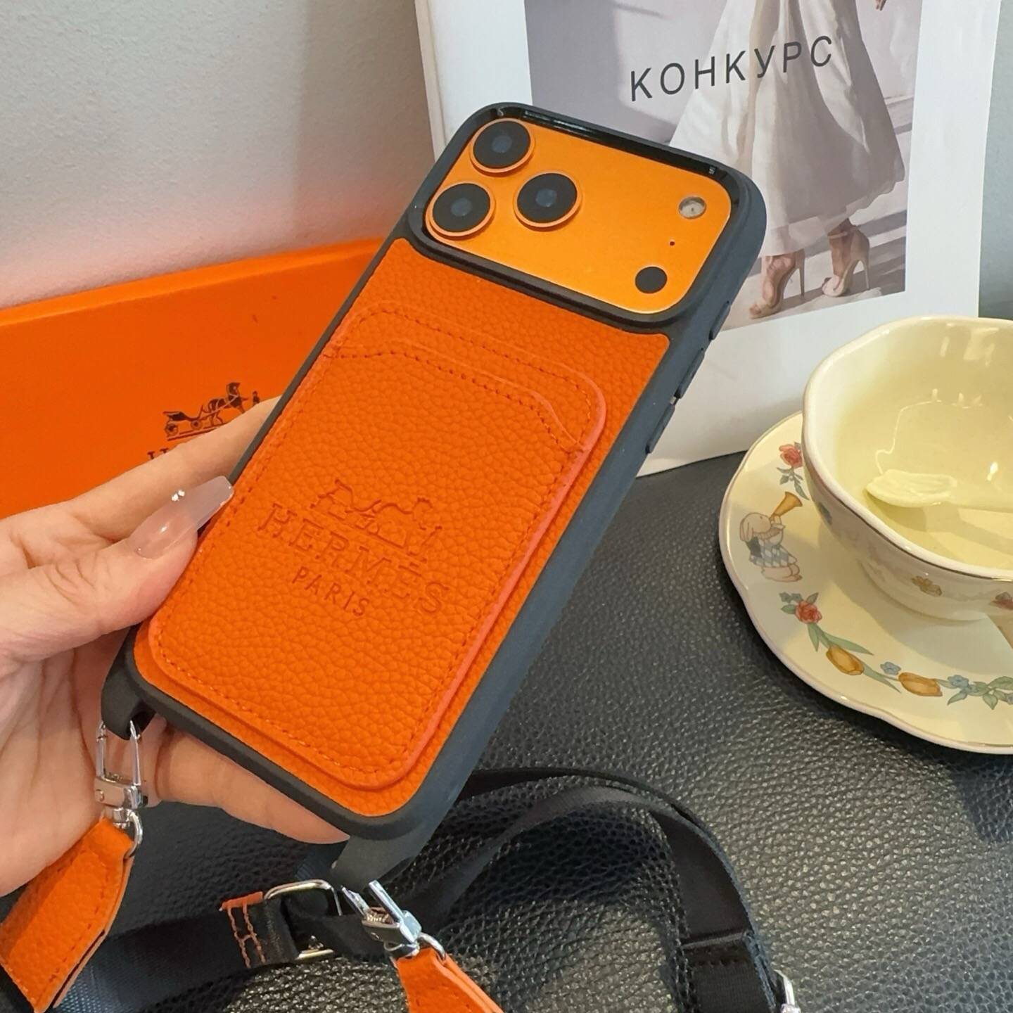 HERMES 愛馬仕 iPhone 18シリーズ対応 iPhoneケース スマホケース レディース ロゴ カード収納 ショルダー付き オレンジ - 画像 7