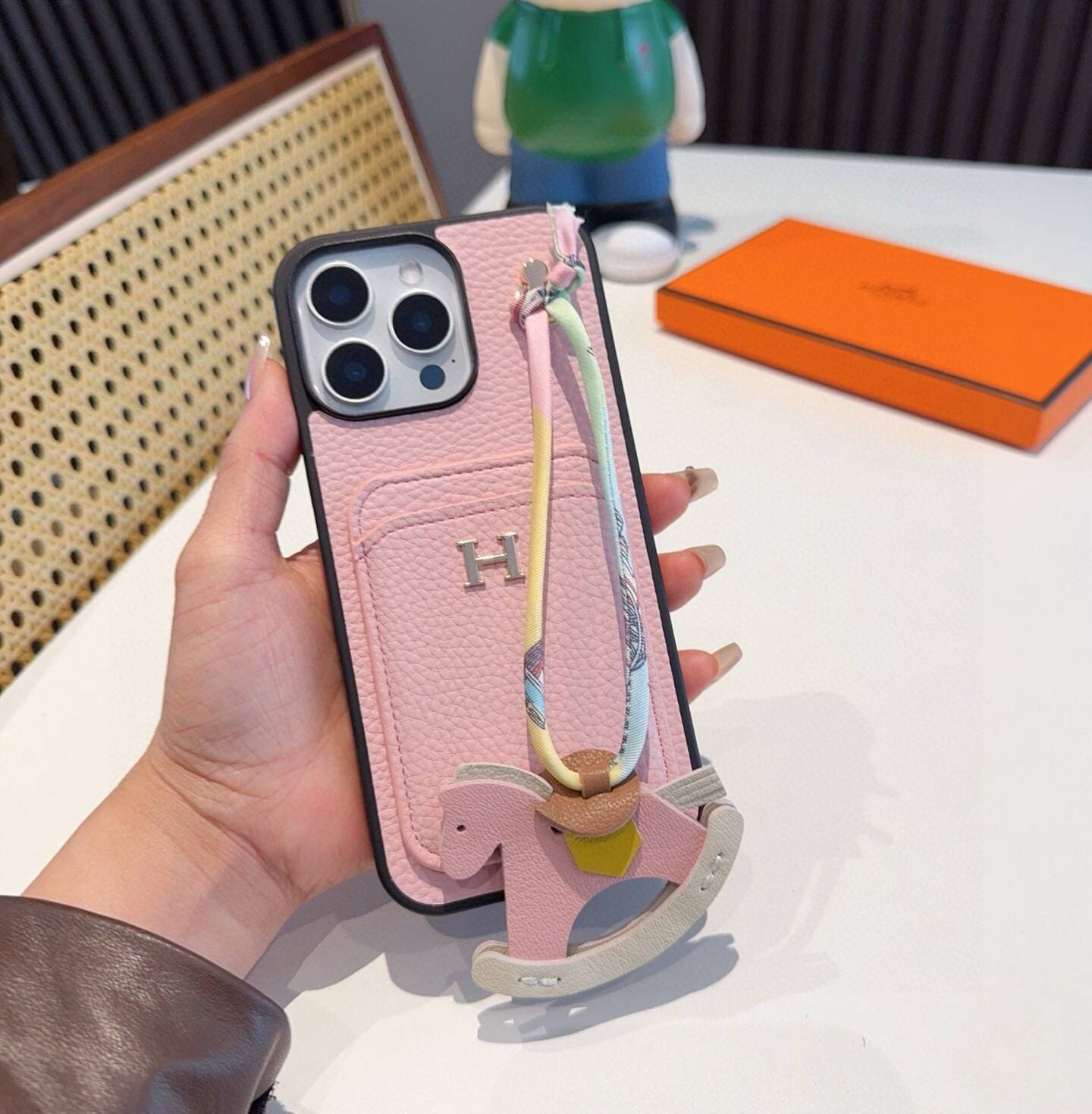 Hermes ヘルメス iPhone 18シリーズ対応 iPhoneケース スマホケース レディース ロゴ 二つ折り カード収納 - 画像 2