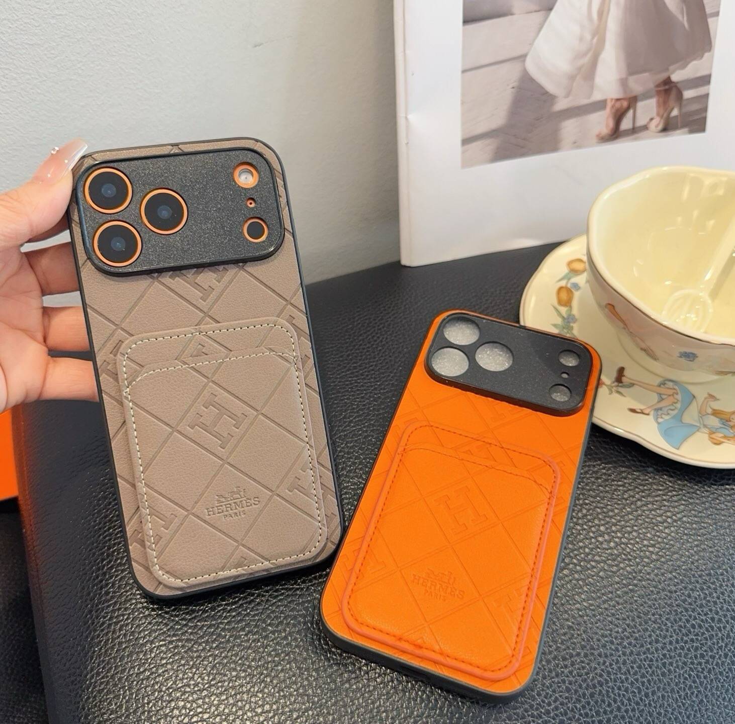 HERMES 愛馬仕 iPhone 18シリーズ対応 iPhoneケース スマホケース レディース ロゴ入り 手帳型 カード収納 ベージュ