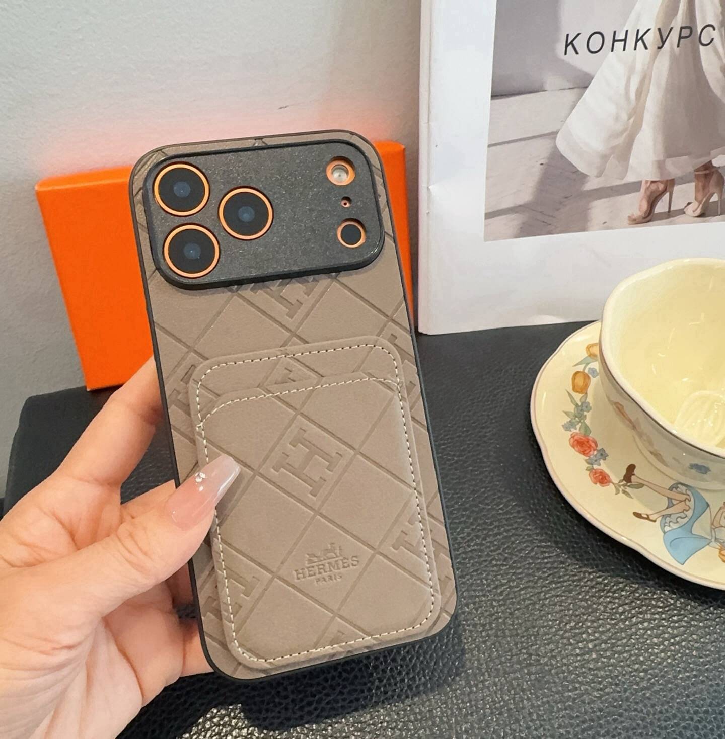 HERMES 愛馬仕 iPhone 18シリーズ対応 iPhoneケース スマホケース レディース ロゴ入り 手帳型 カード収納 ベージュ - 画像 2