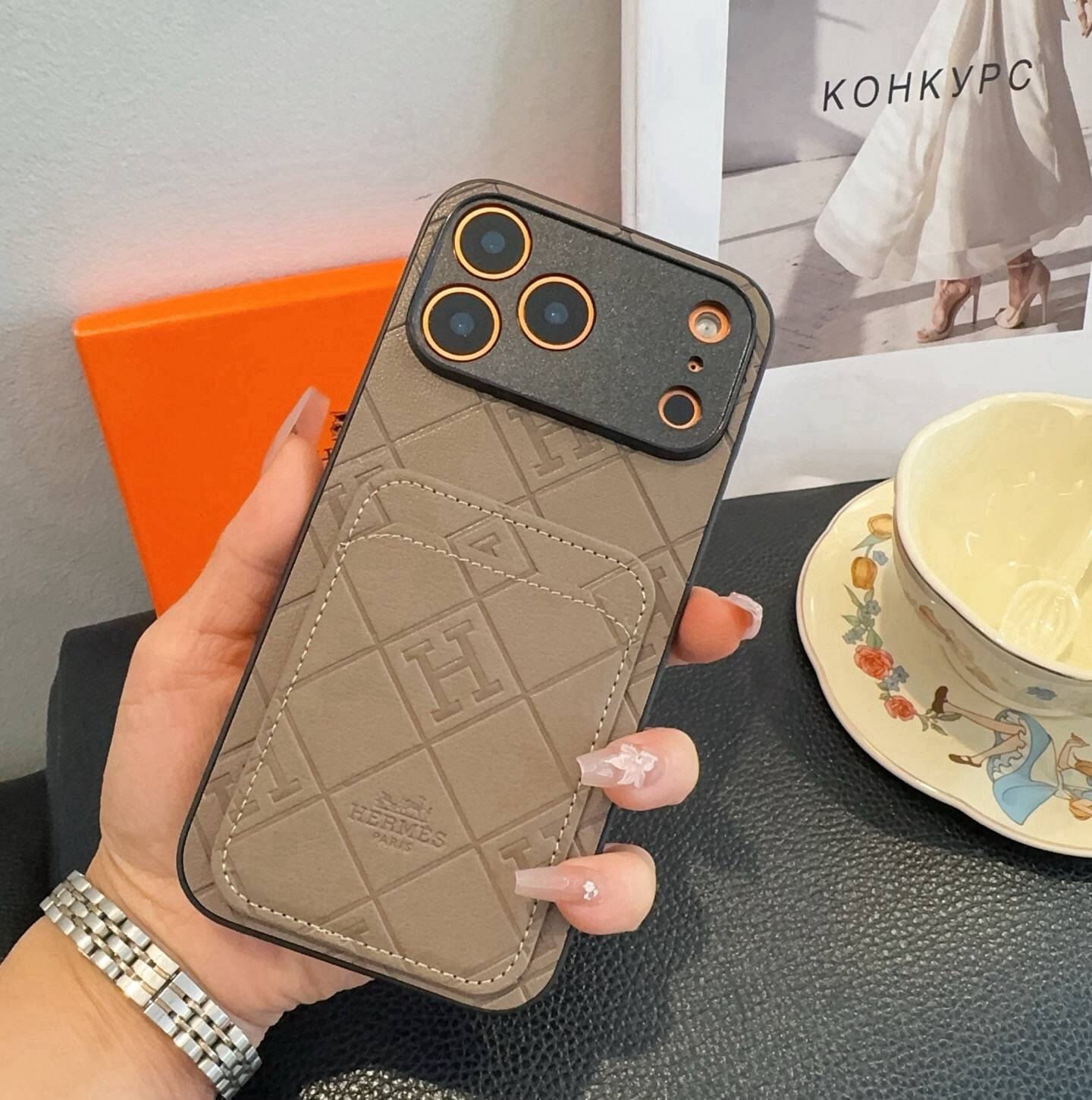 HERMES 愛馬仕 iPhone 18シリーズ対応 iPhoneケース スマホケース レディース ロゴ入り 手帳型 カード収納 ベージュ - 画像 3