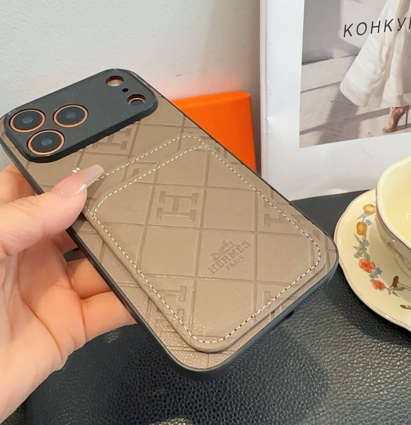 HERMES 愛馬仕 iPhone 18シリーズ対応 iPhoneケース スマホケース レディース ロゴ入り 手帳型 カード収納 ベージュ - 画像 4