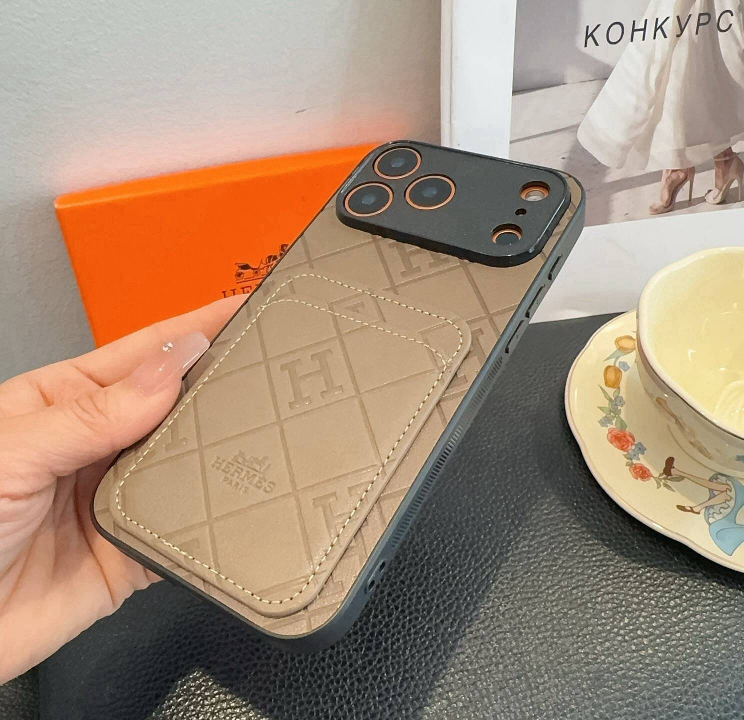HERMES 愛馬仕 iPhone 18シリーズ対応 iPhoneケース スマホケース レディース ロゴ入り 手帳型 カード収納 ベージュ - 画像 5