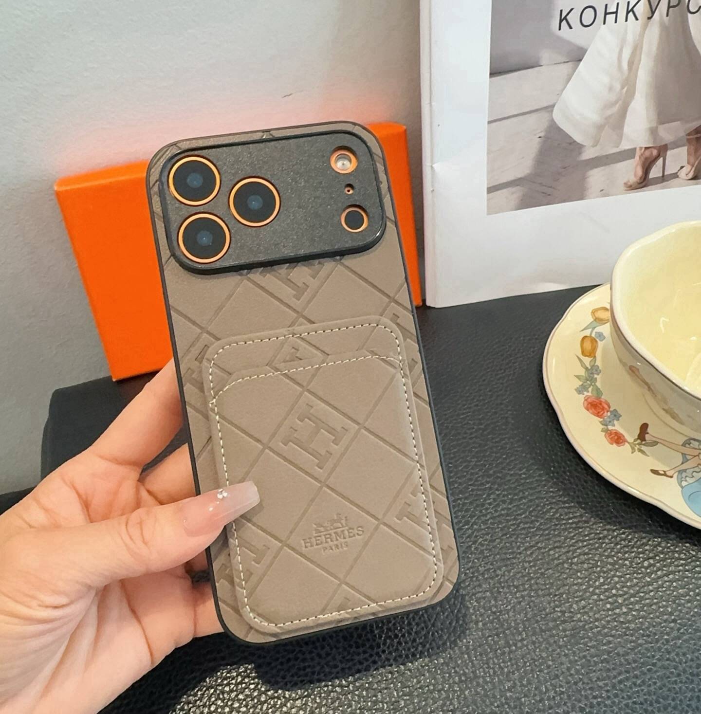 HERMES 愛馬仕 iPhone 18シリーズ対応 iPhoneケース スマホケース レディース ロゴ入り 手帳型 カード収納 ベージュ - 画像 6