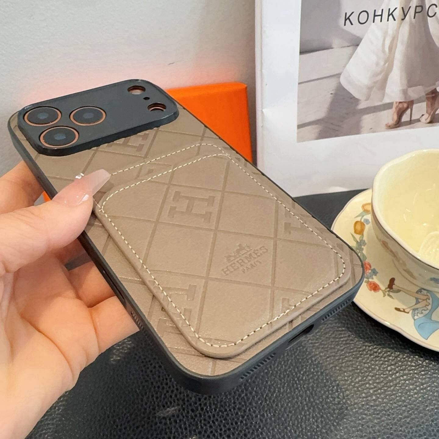 HERMES 愛馬仕 iPhone 18シリーズ対応 iPhoneケース スマホケース レディース ロゴ入り 手帳型 カード収納 ベージュ - 画像 8