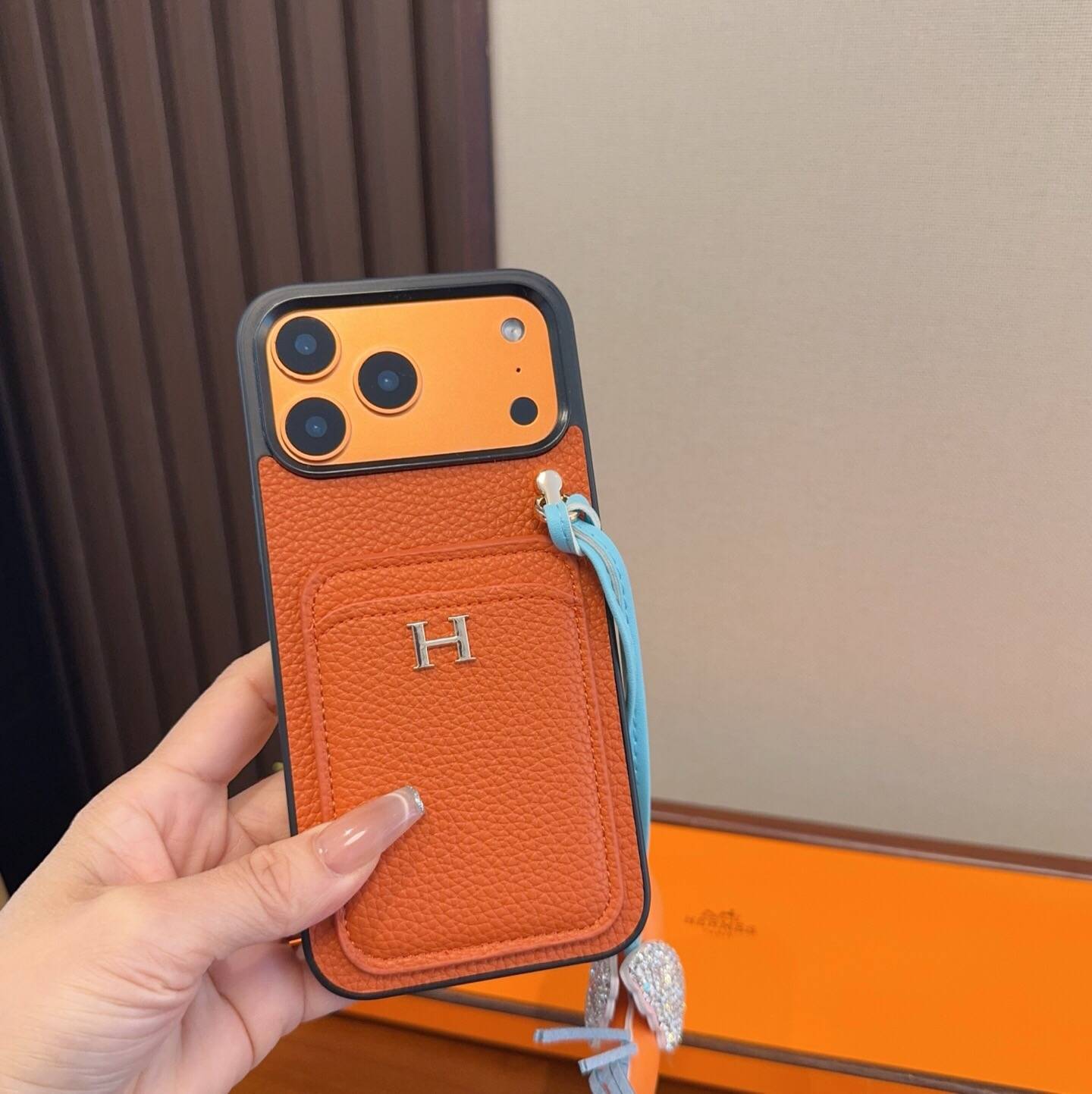 Hermes ヘルメス iPhone 18シリーズ対応 iPhoneケース スマホケース レディース ロゴ入り カード収納付き 手帳型 オレンジ