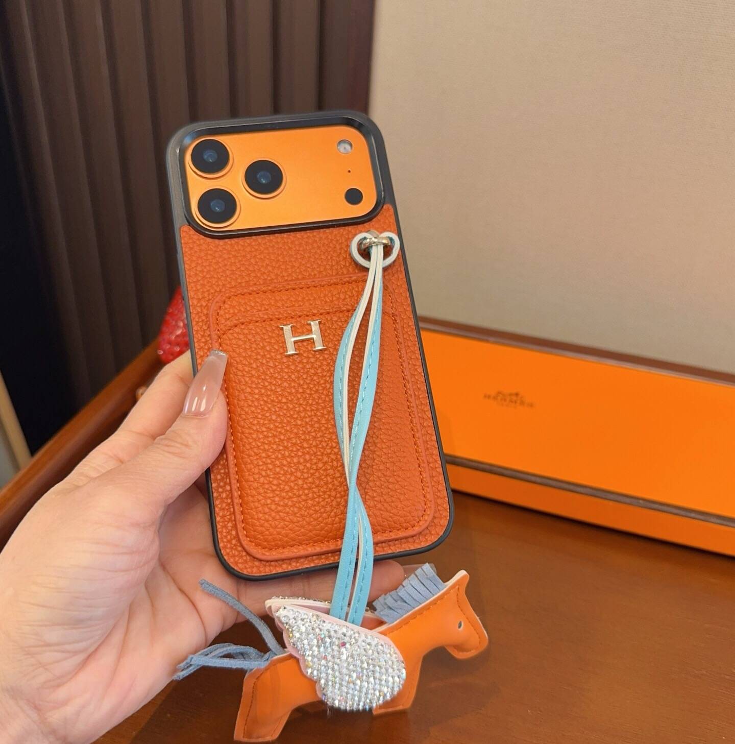 Hermes ヘルメス iPhone 18シリーズ対応 iPhoneケース スマホケース レディース ロゴ入り カード収納付き 手帳型 オレンジ - 画像 2