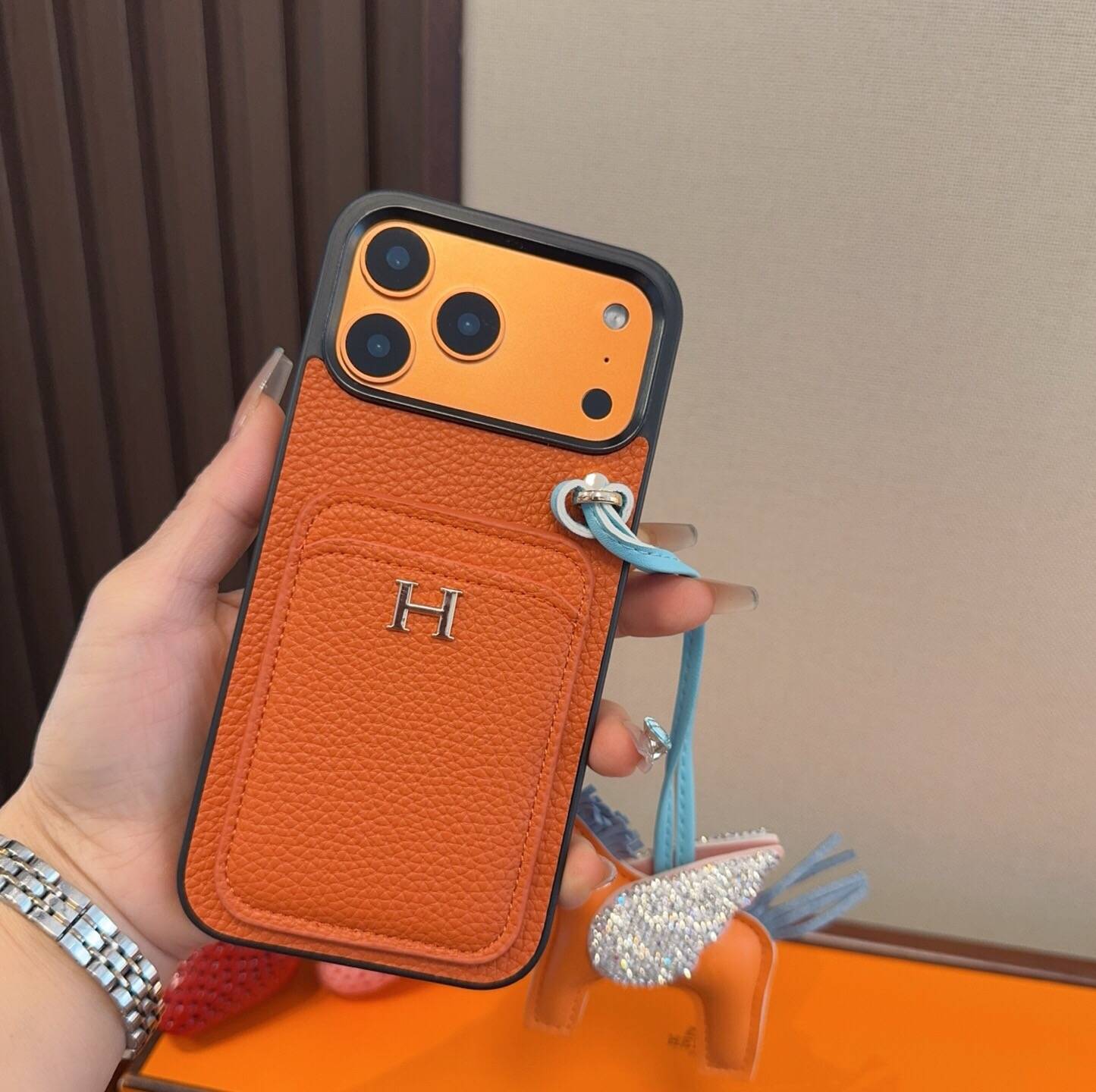 Hermes ヘルメス iPhone 18シリーズ対応 iPhoneケース スマホケース レディース ロゴ入り カード収納付き 手帳型 オレンジ - 画像 3