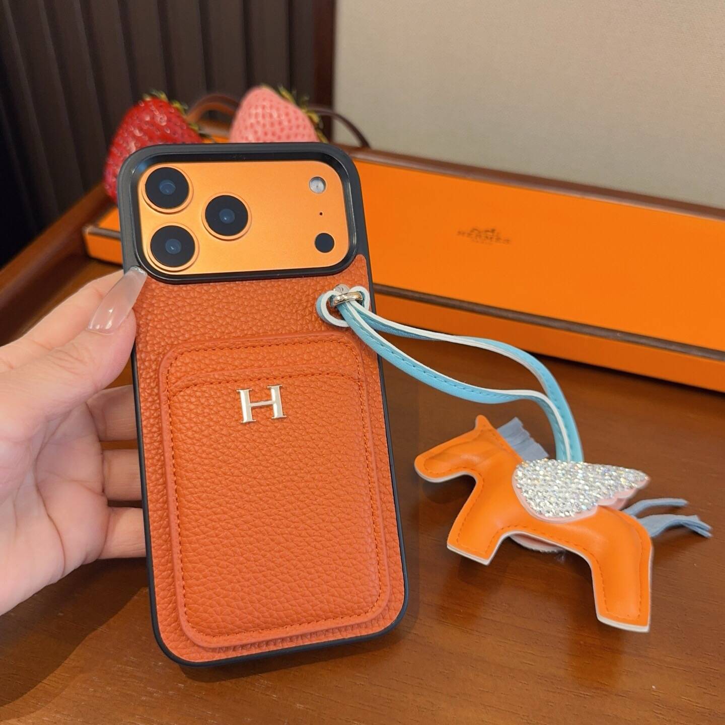 Hermes ヘルメス iPhone 18シリーズ対応 iPhoneケース スマホケース レディース ロゴ入り カード収納付き 手帳型 オレンジ - 画像 4