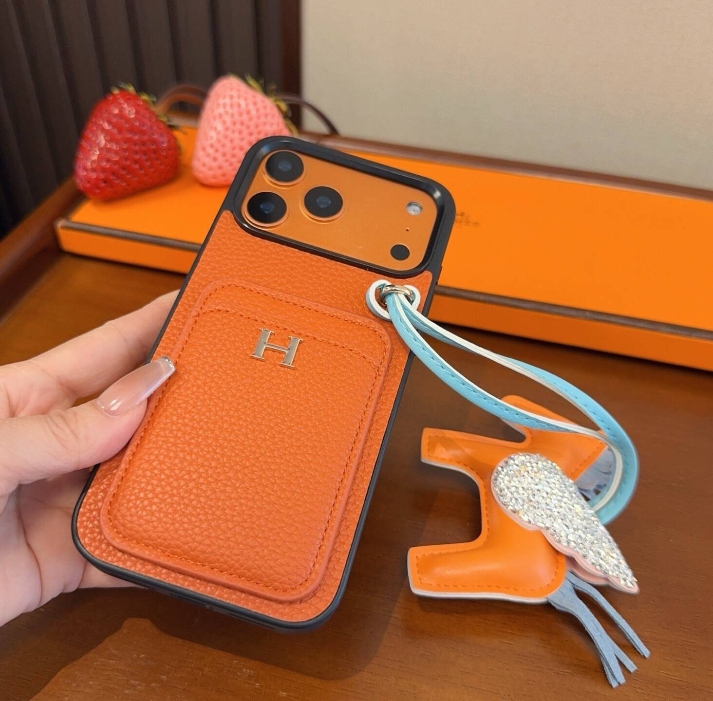 Hermes ヘルメス iPhone 18シリーズ対応 iPhoneケース スマホケース レディース ロゴ入り カード収納付き 手帳型 オレンジ - 画像 6