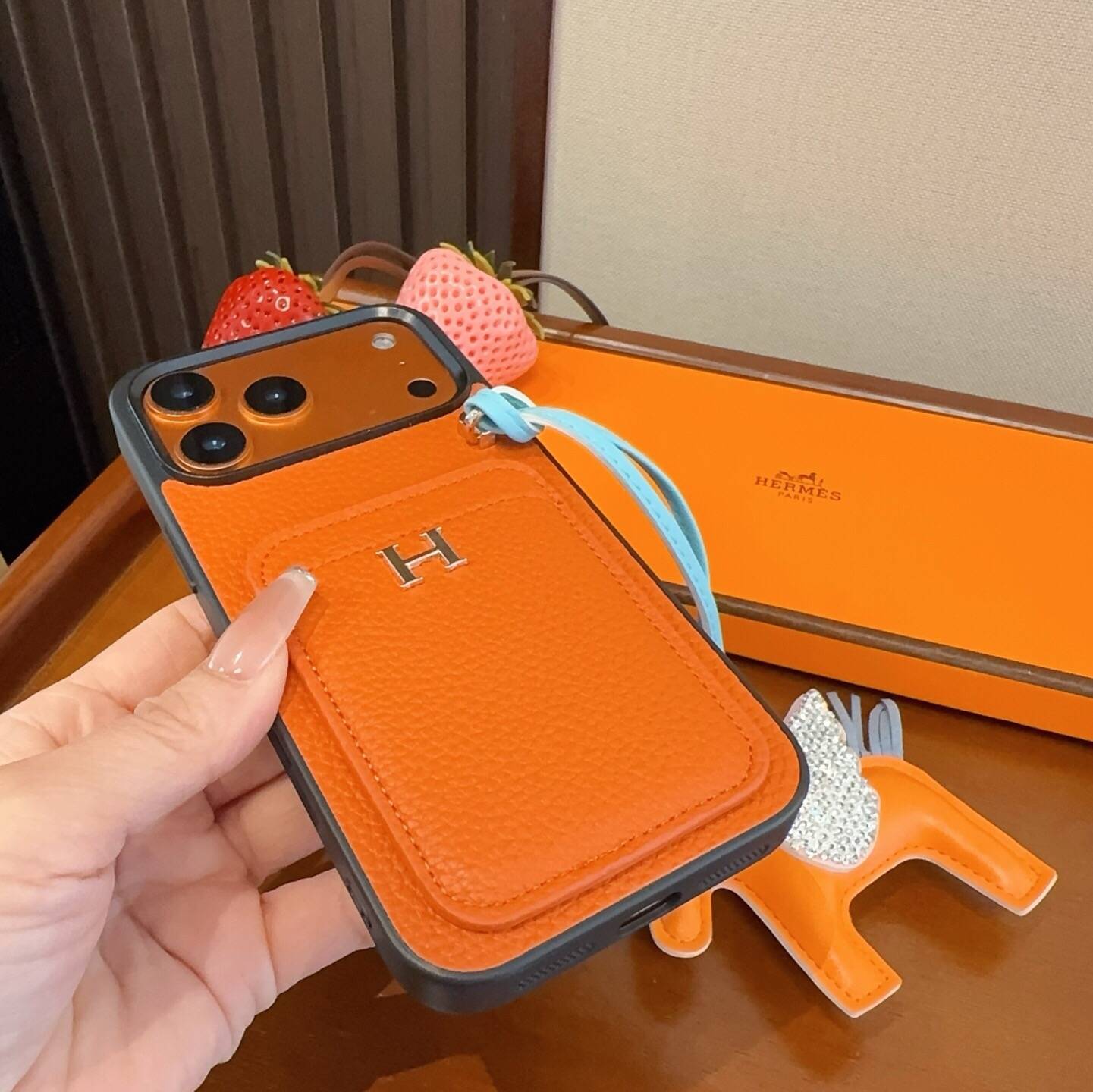 Hermes ヘルメス iPhone 18シリーズ対応 iPhoneケース スマホケース レディース ロゴ入り カード収納付き 手帳型 オレンジ - 画像 7