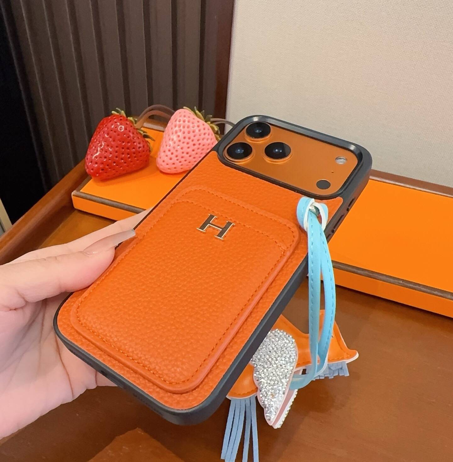 Hermes ヘルメス iPhone 18シリーズ対応 iPhoneケース スマホケース レディース ロゴ入り カード収納付き 手帳型 オレンジ - 画像 8