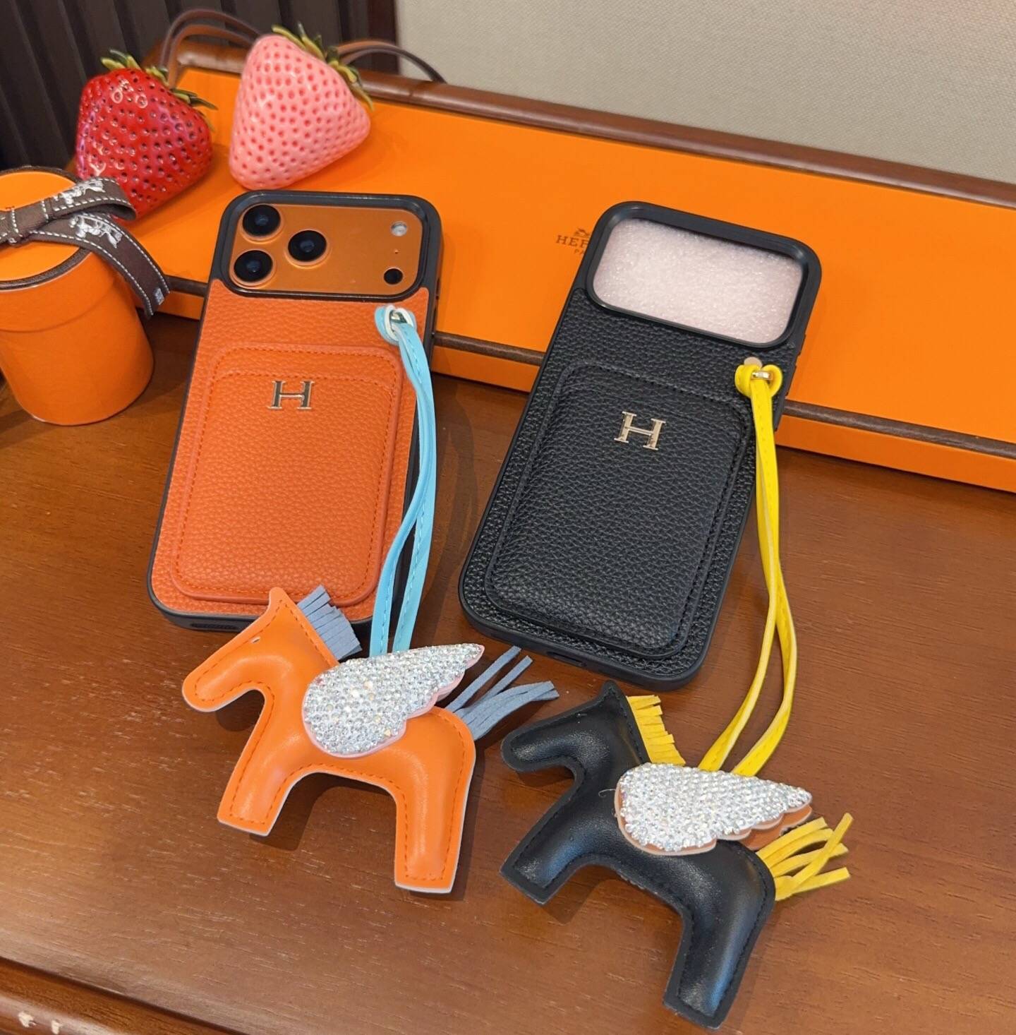 Hermes ヘルメス iPhone 18シリーズ対応 iPhoneケース スマホケース レディース ロゴ入り カード収納付き 手帳型 オレンジ - 画像 9