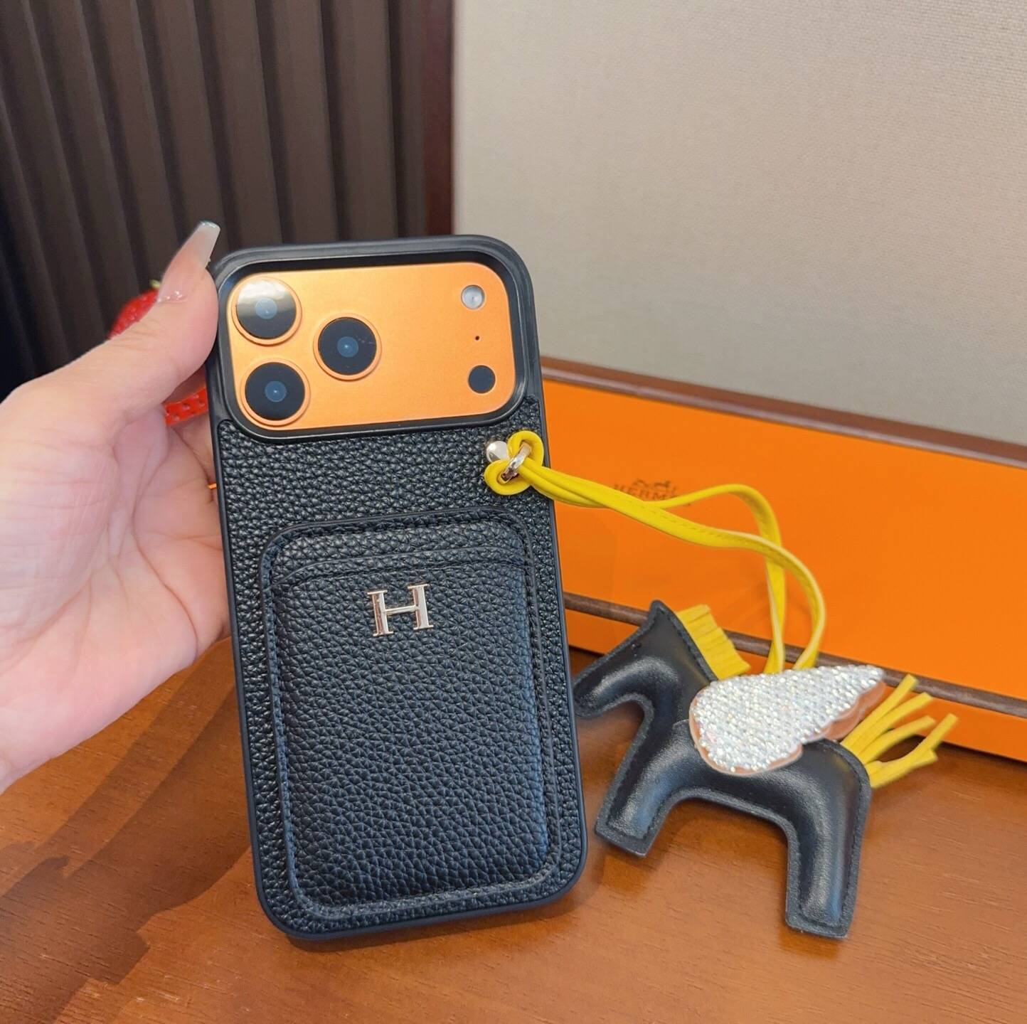 Herms ヘルメス iPhone 18シリーズ対応 iPhoneケース スマホケース レディース ロゴ入り カード収納付き - 画像 3