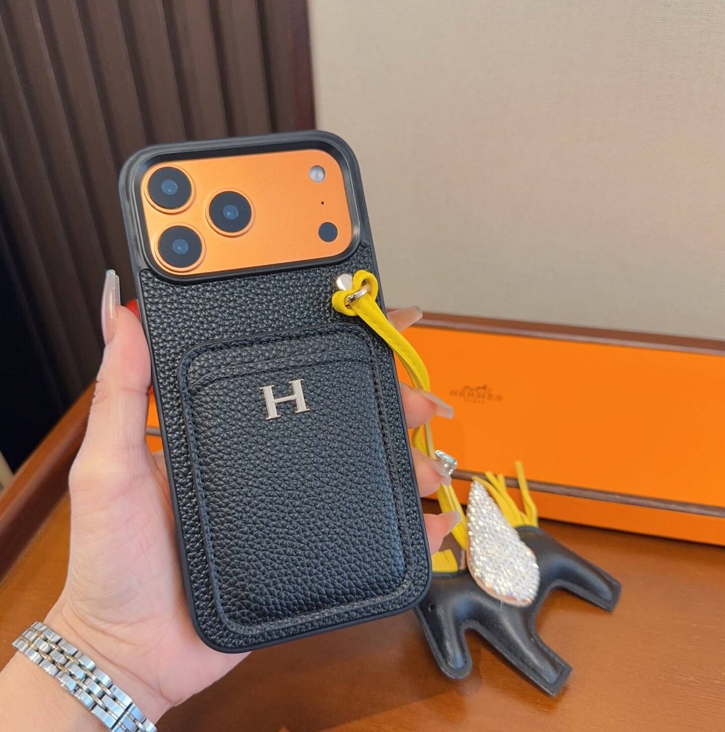 Herms ヘルメス iPhone 18シリーズ対応 iPhoneケース スマホケース レディース ロゴ入り カード収納付き - 画像 4