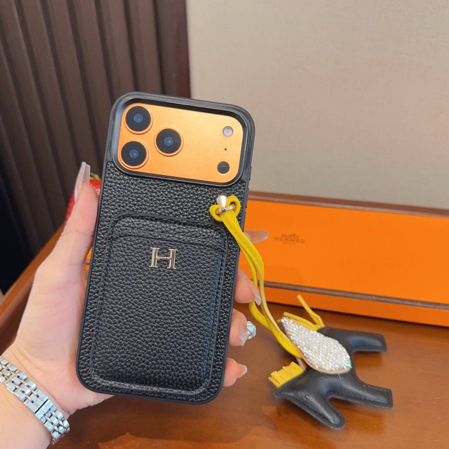 Herms ヘルメス iPhone 18シリーズ対応 iPhoneケース スマホケース レディース ロゴ入り カード収納付き - 画像 5
