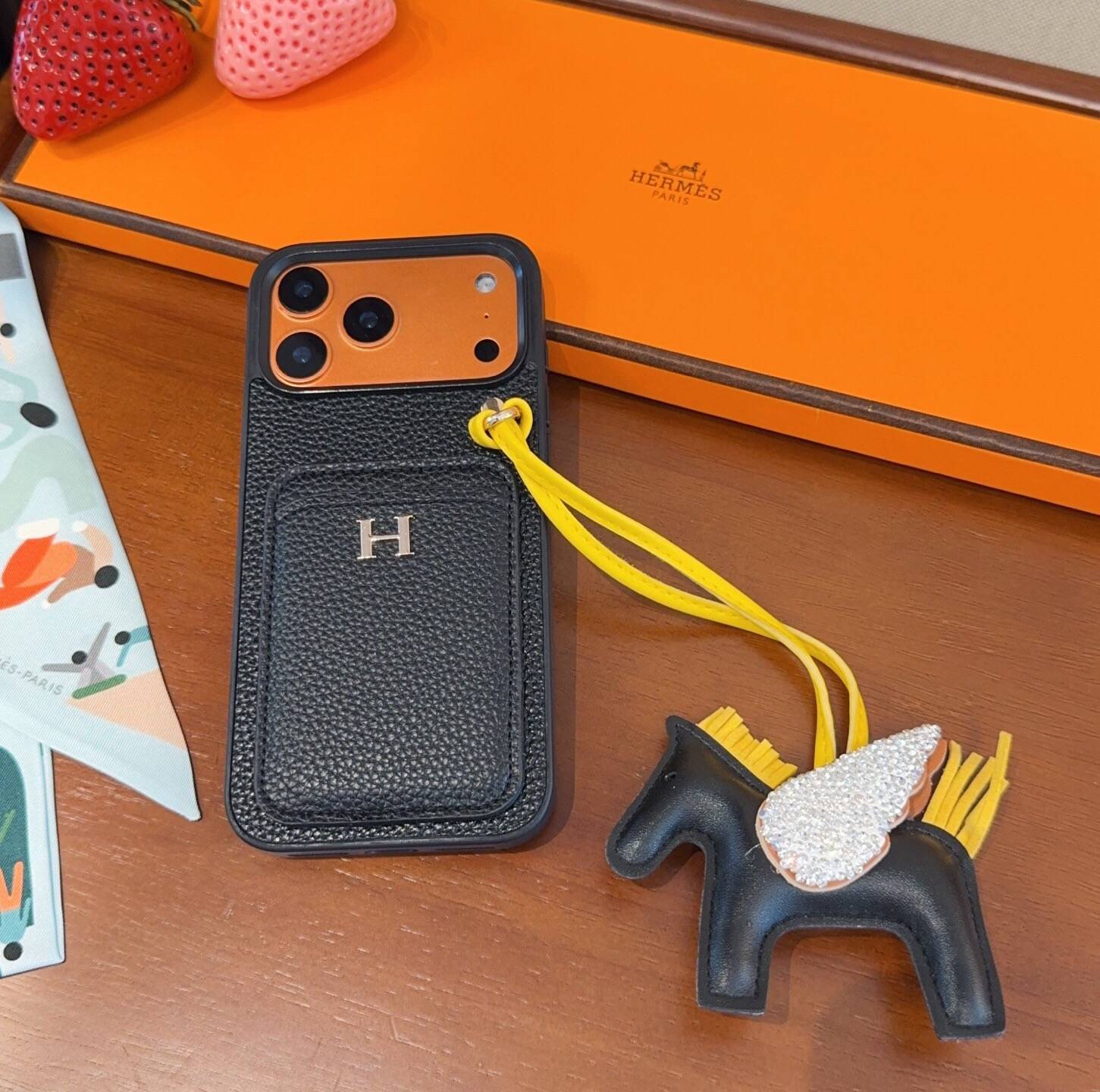 Herms ヘルメス iPhone 18シリーズ対応 iPhoneケース スマホケース レディース ロゴ入り カード収納付き - 画像 6