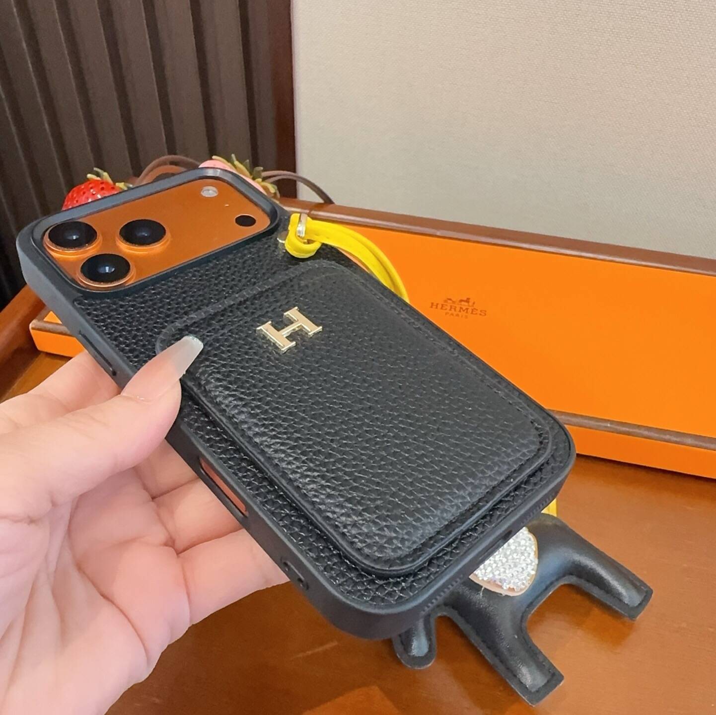 Herms ヘルメス iPhone 18シリーズ対応 iPhoneケース スマホケース レディース ロゴ入り カード収納付き - 画像 9