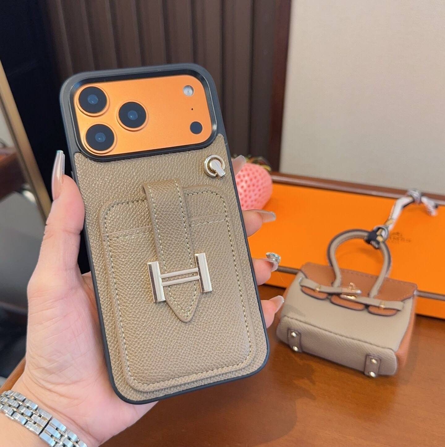 P80 ペア ロゴ iPhone 18シリーズ対応 iPhoneケース スマホケース レディース カード収納付き 手帳型