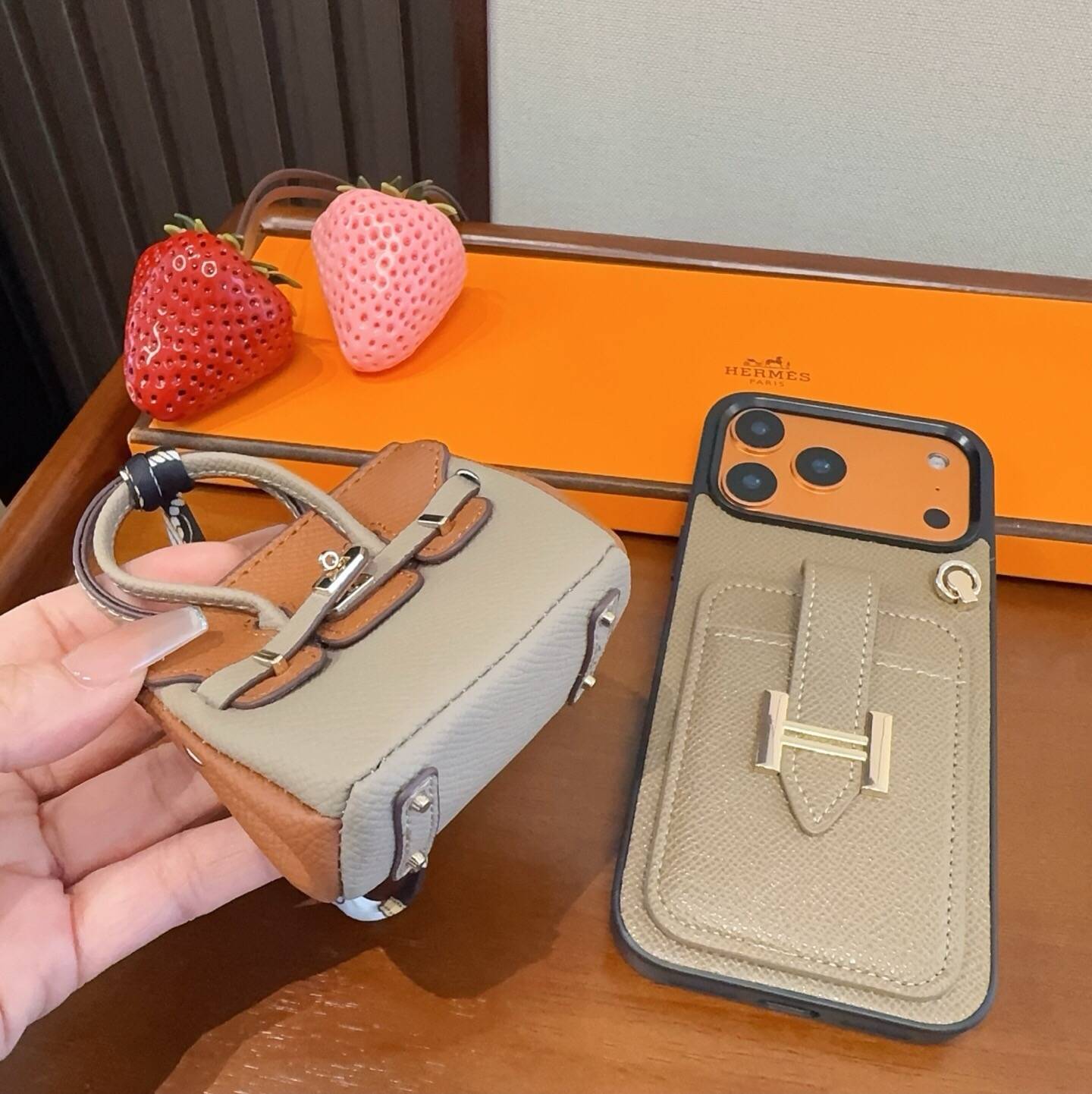 P80 ペア ロゴ iPhone 18シリーズ対応 iPhoneケース スマホケース レディース カード収納付き 手帳型 - 画像 4