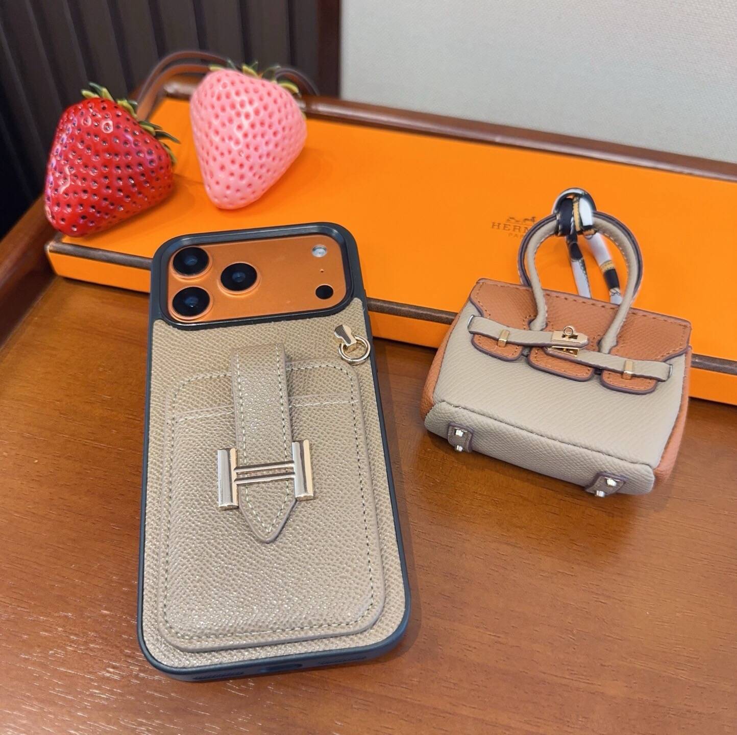 P80 ペア ロゴ iPhone 18シリーズ対応 iPhoneケース スマホケース レディース カード収納付き 手帳型 - 画像 5