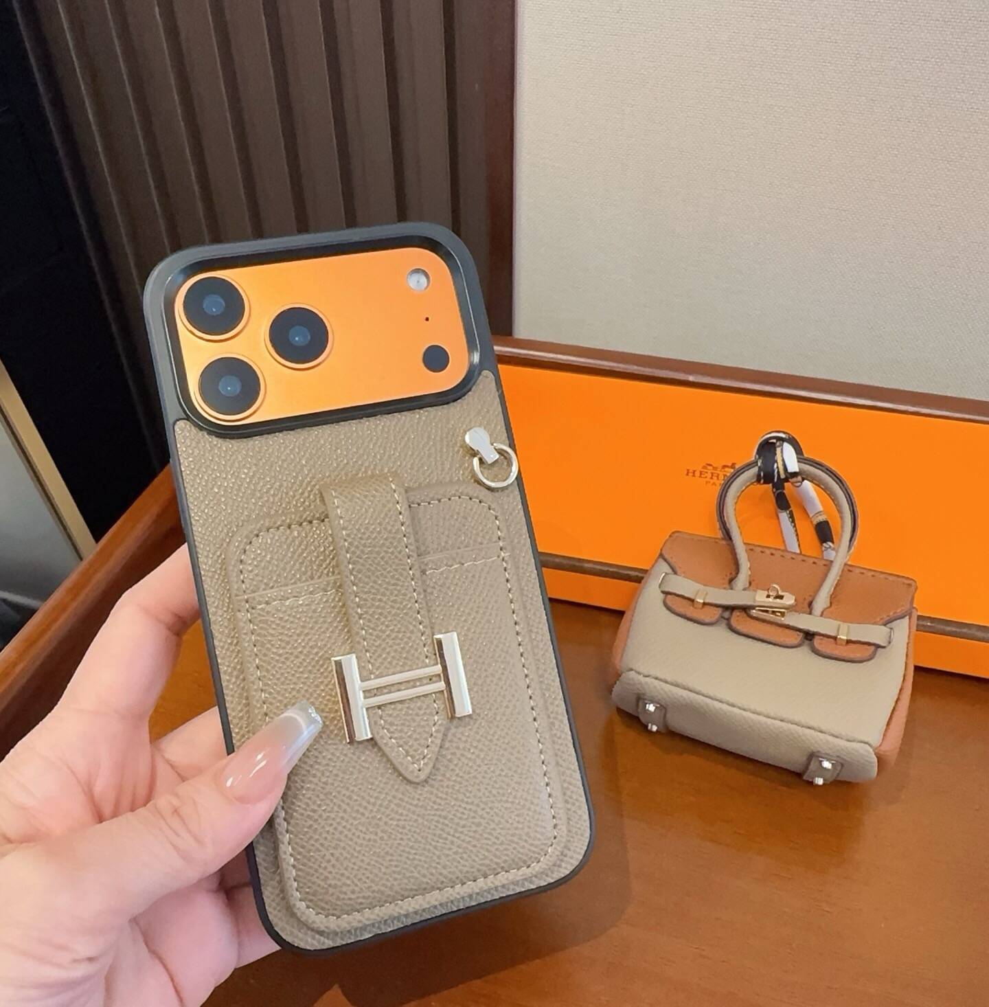 P80 ペア ロゴ iPhone 18シリーズ対応 iPhoneケース スマホケース レディース カード収納付き 手帳型 - 画像 7